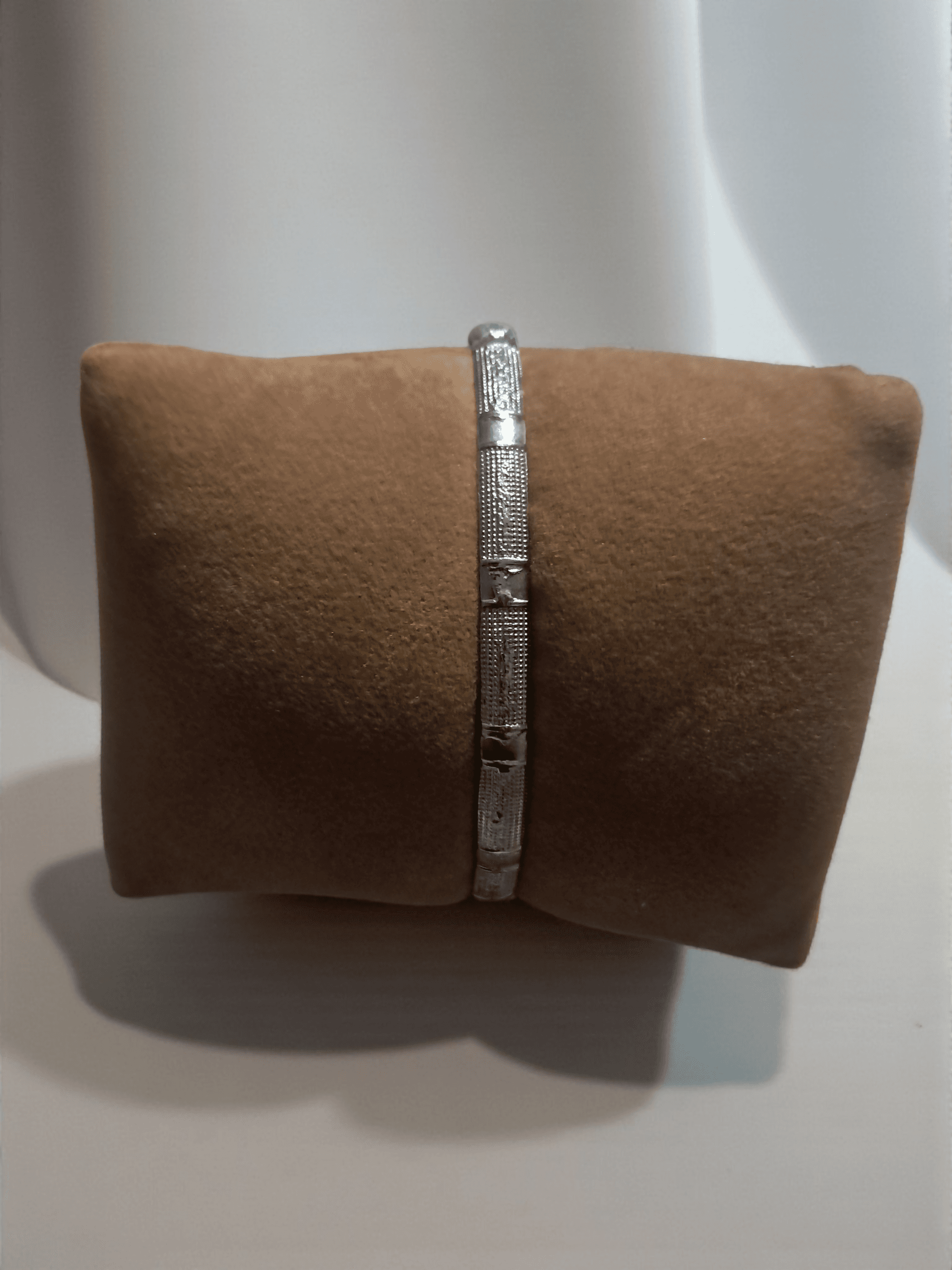 Bellissimo set composto da: ? Anello in acciaio argentato con disegno inciso, misura 18 mm, dallo stile minimal ma deciso, perfetto per completare ogni outfit Y2K. ? Bracciale argentato con design particolare e finitura metallica lucida, arricchito da d in Anelliere Gedico Store - Roncello, commercioVirtuoso.it