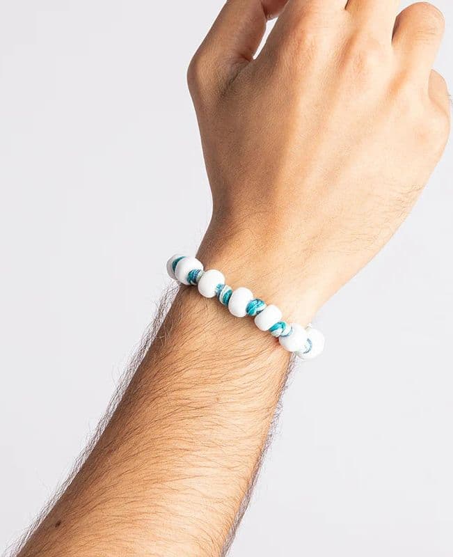Braccialetto Aua Puglia unisex con cordoncino intrecciato blu e perle in vetro bianco, dettaglio in argento 925 uomo
