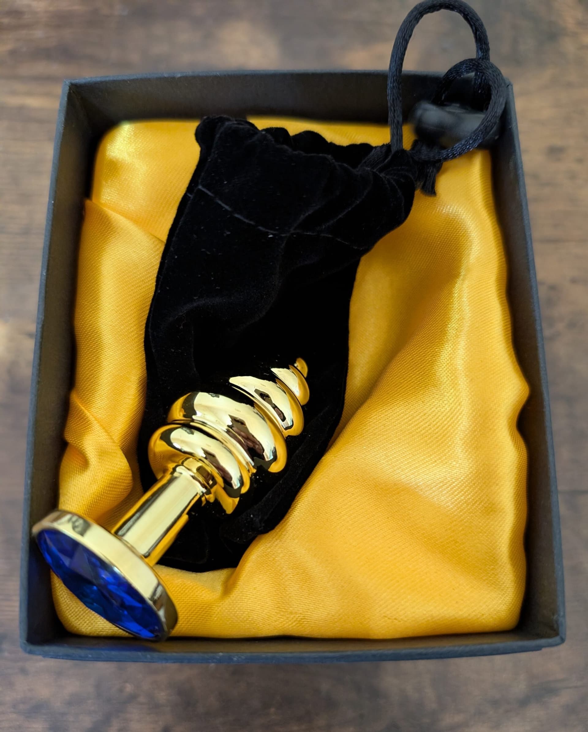 Plug Anale LoveToy metallo pesante color oro con pietra blu in confezione regalo in prodotto Erosdom - Palmi, commercioVirtuoso.it
