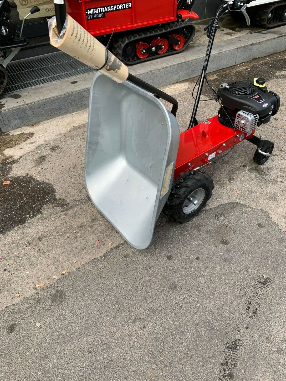 Motocarriola "Edvige" a benzina ideale per tutte le operazioni dell'orto Giardino e giardinaggio/Giardinaggio/Carrelli contenitori e vagoni/Carriole La Zappa - Altamura, Commerciovirtuoso.it
