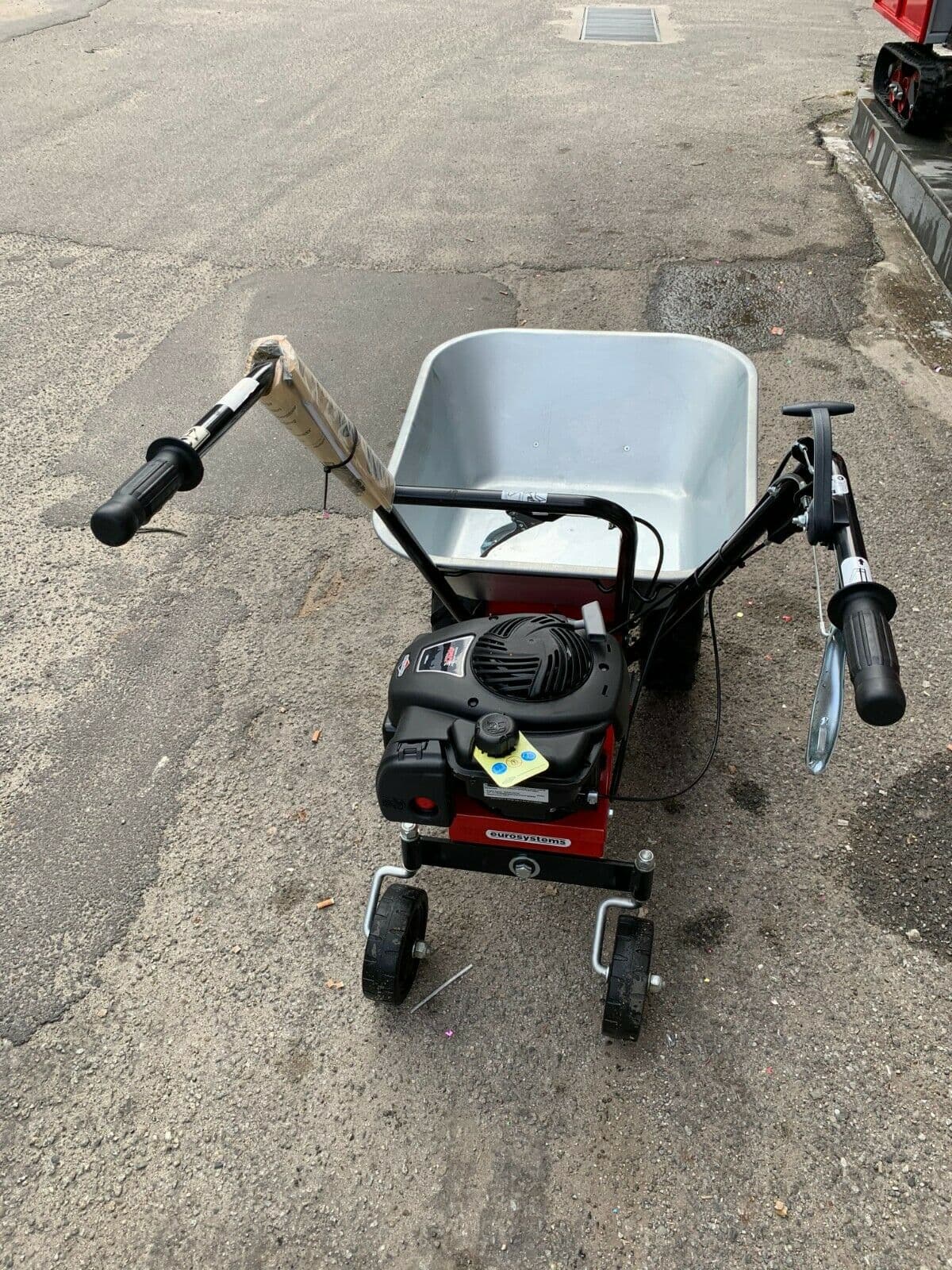 Motocarriola "Edvige" a benzina ideale per tutte le operazioni dell'orto Giardino e giardinaggio/Giardinaggio/Carrelli contenitori e vagoni/Carriole La Zappa - Altamura, Commerciovirtuoso.it