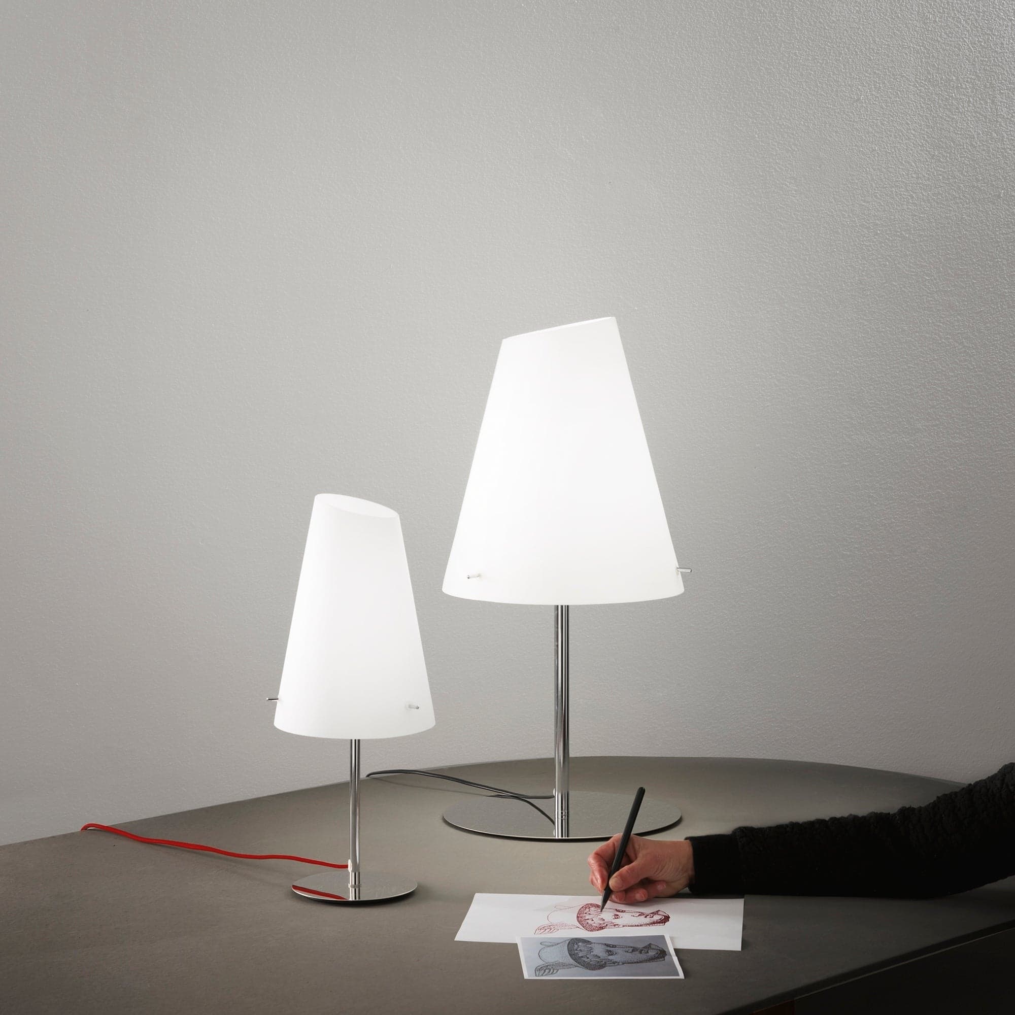 Lampada da tavolo in metallo cromato e cavo rosso 65X31 CM in Lampade da tavolo e abat-jour Led Mall Home - Napoli, commercioVirtuoso.it