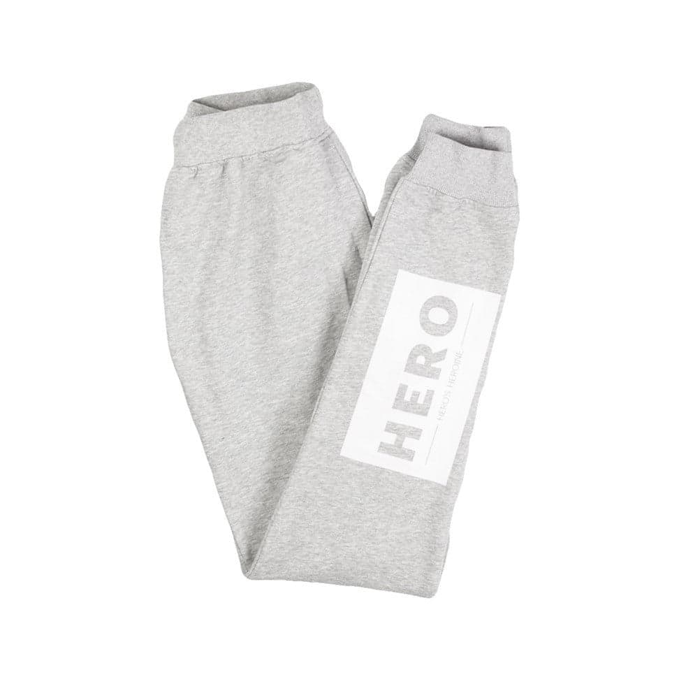 HERO'S HEROINE Pantalone Tuta Felpato Uomo Hero Logo Light Grey da uomo in Pantaloni sportivi Drestige - Casamassima, commercioVirtuoso.it