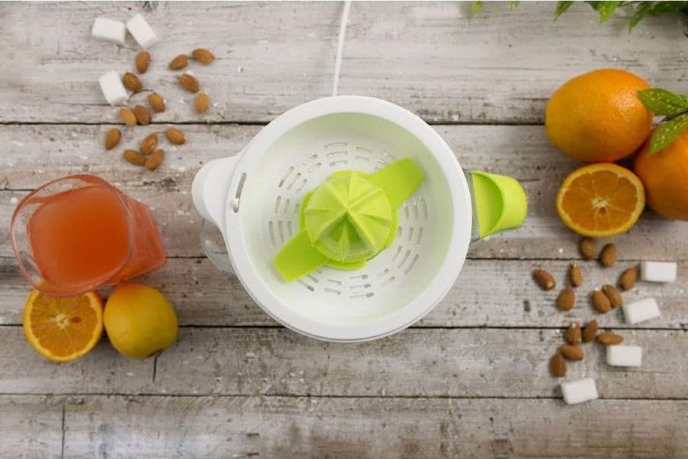 Spremi agrumi elettrico "Push &Go" con caraffa graduata rimovibile da 700 ml in Grattugie La Zappa - Altamura, commercioVirtuoso.it