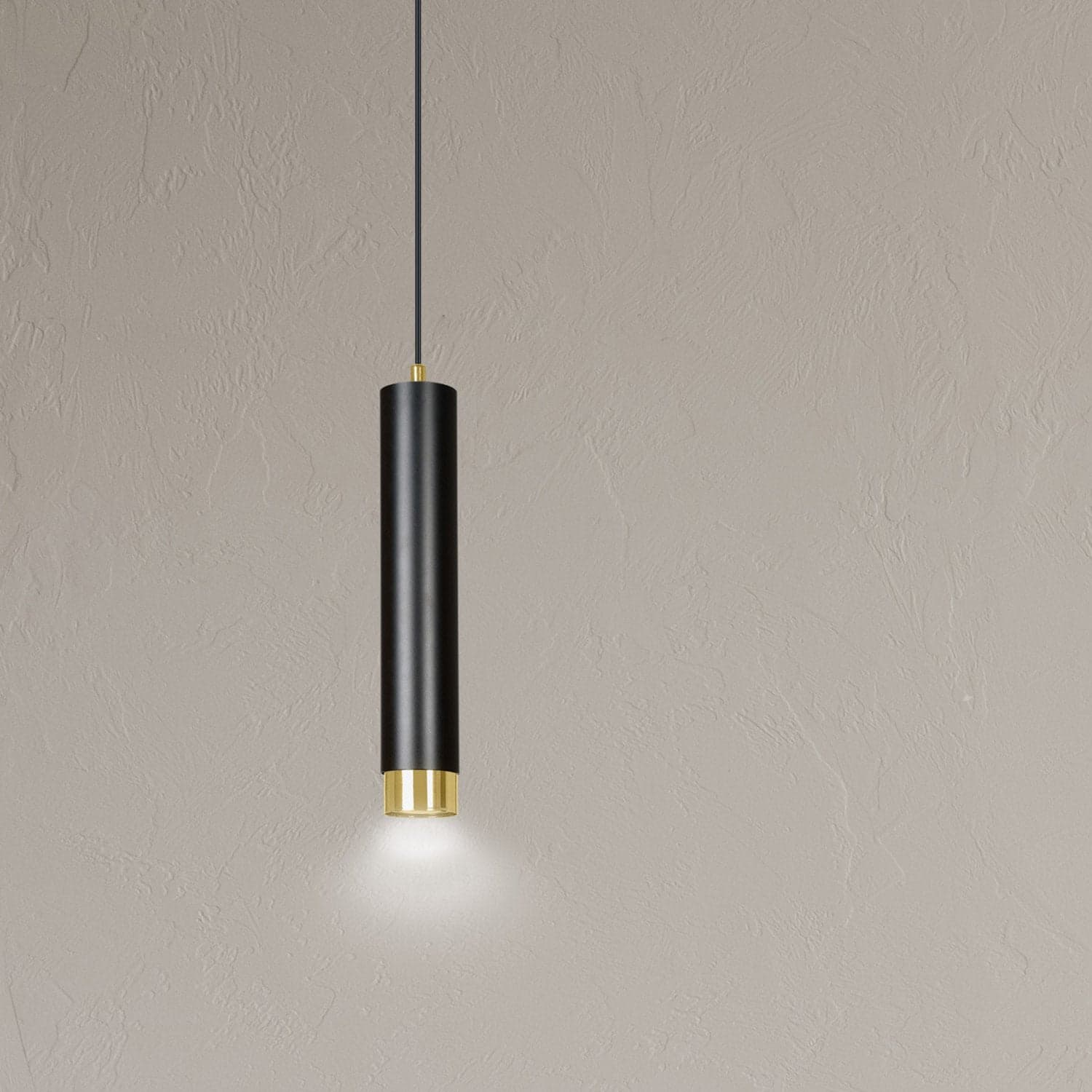 Sospensione 1 Luce Kibo In Acciaio Nero Con Tubolare In Nero E Oro in Lampade a sospensione LuceArt - Montecorvino Pugliano, commercioVirtuoso.it