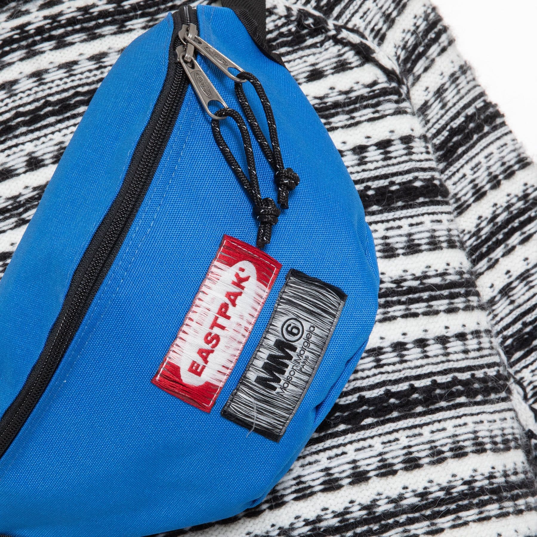 EASTPAK Marsupio Springer MM6 Blue White Reversible da uomo in Marsupi alla moda Drestige - Casamassima, commercioVirtuoso.it