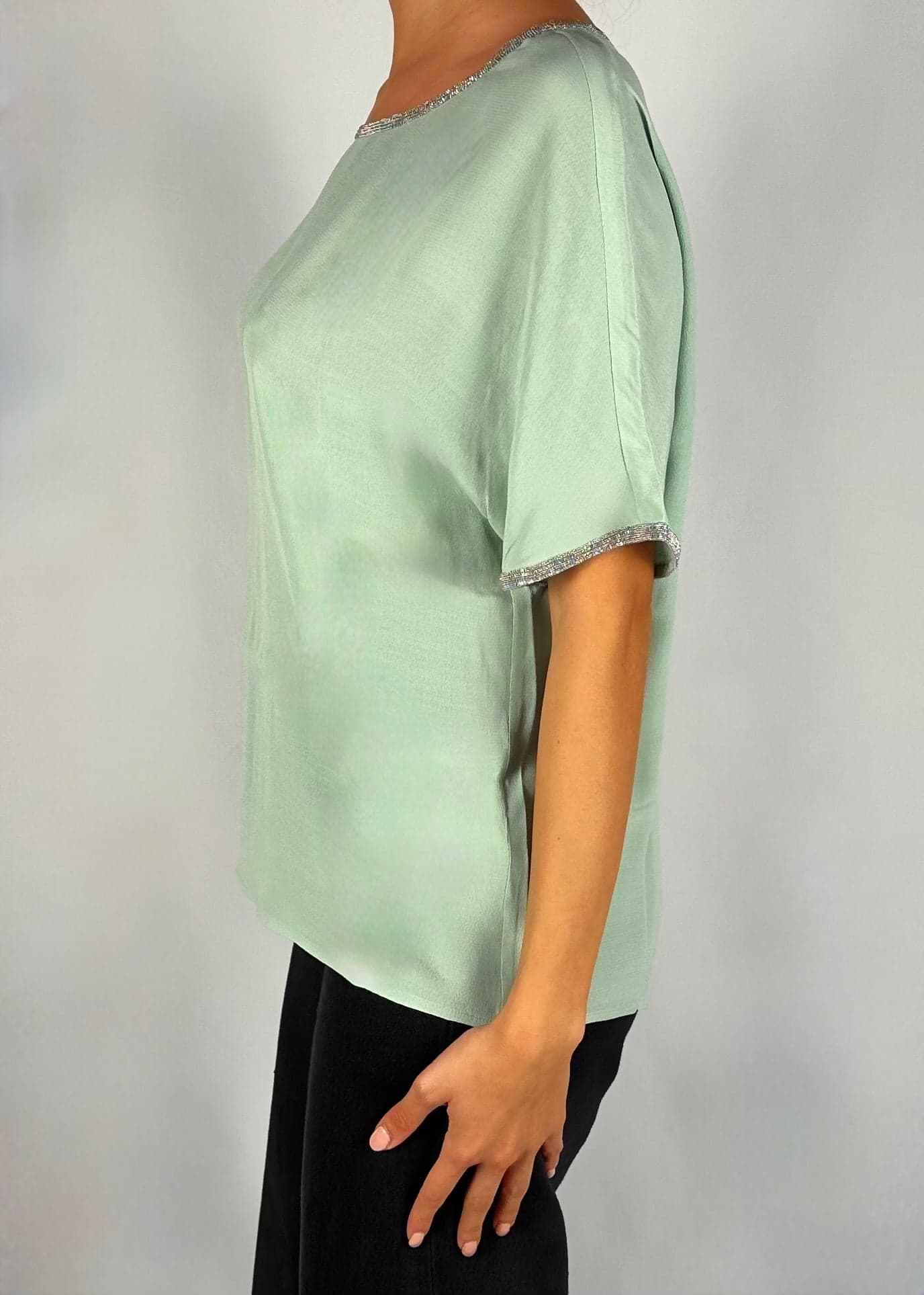 Blusa a maniche corte con rifiniture brillanti drultok verde polvere in Bluse e camicie Kanal 32 - Santa Maria di Licodia, commercioVirtuoso.it