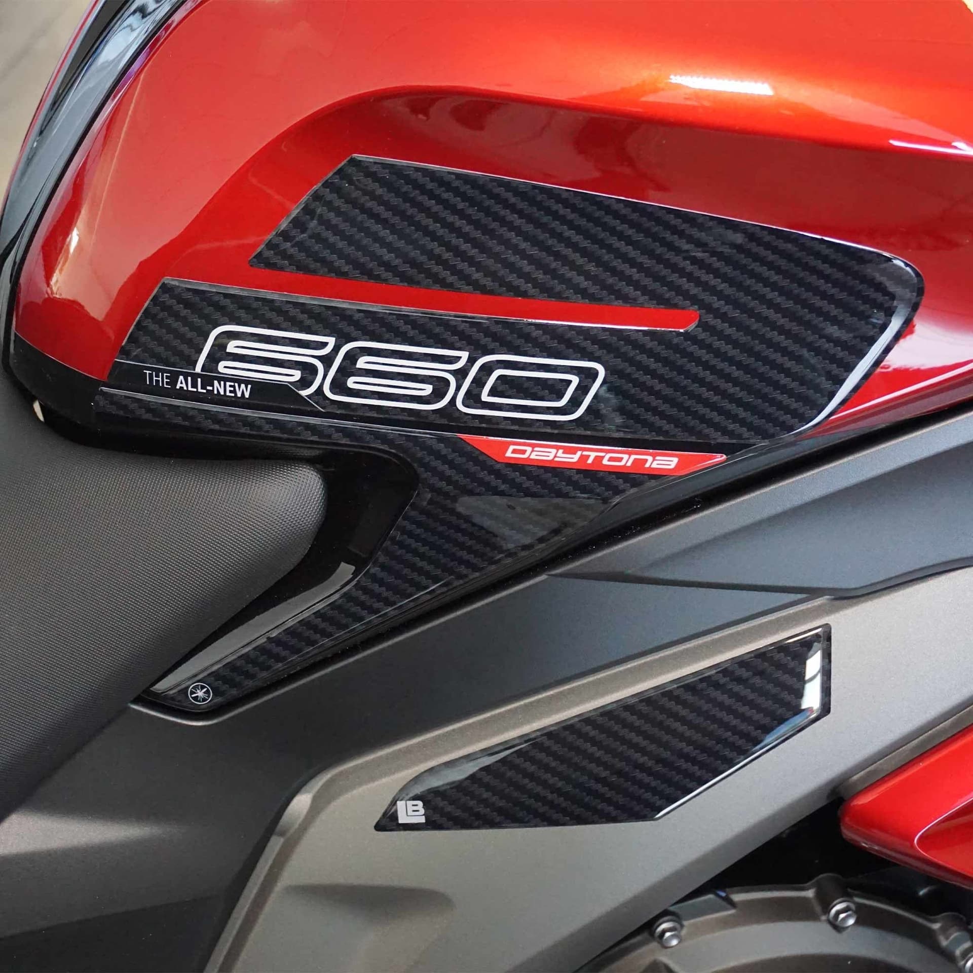 Adesivi 3D compatibili con Triumph Daytona 660 Protezioni Laterali Serbatoio in Paraserbatoio LabelBike - Bibbiano, commercioVirtuoso.it