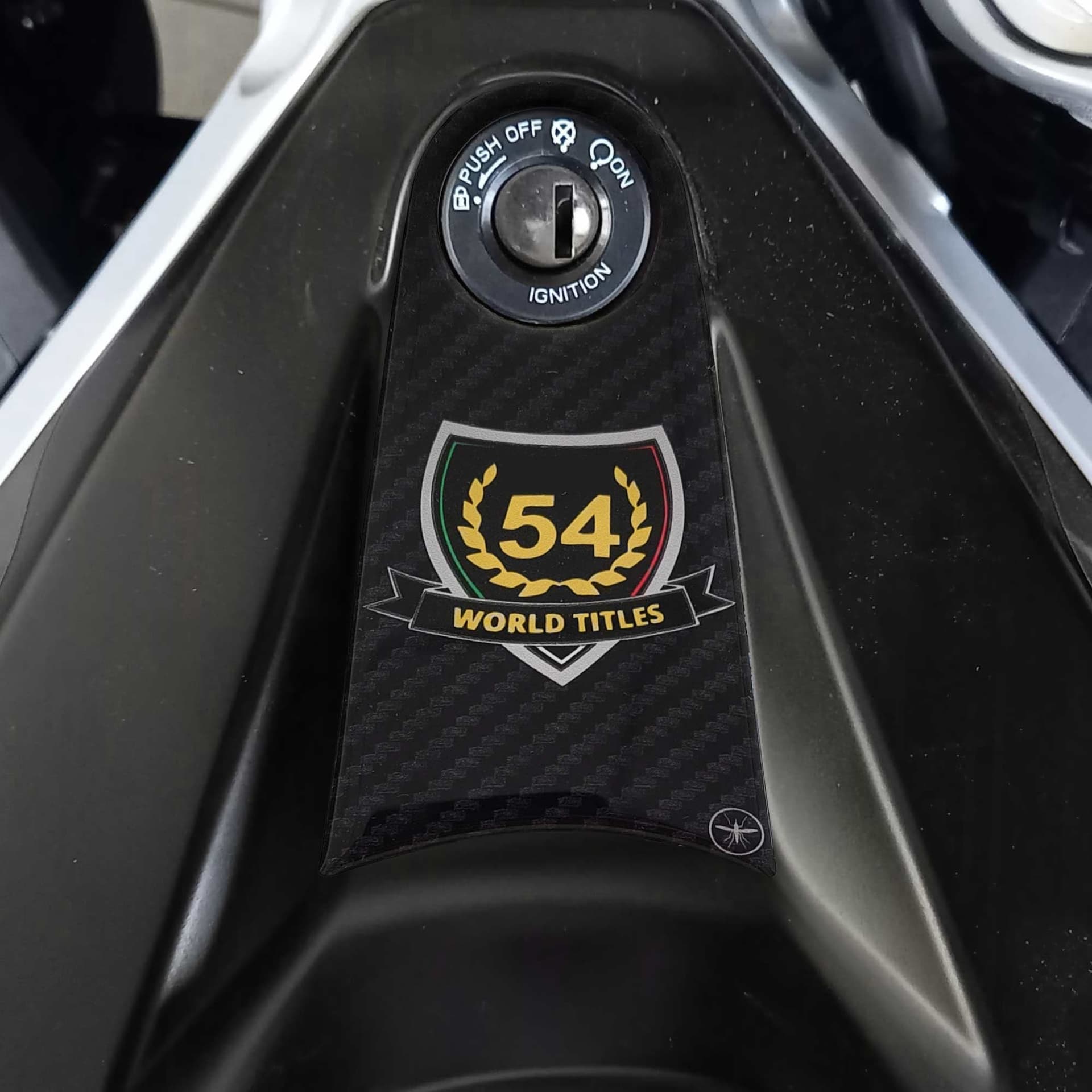 Adesivo 3D Protezione zona chiave accensione compatibile con Aprilia RS 457 2024 in Decalcomanie adesivi e magneti LabelBike - Bibbiano, commercioVirtuoso.it