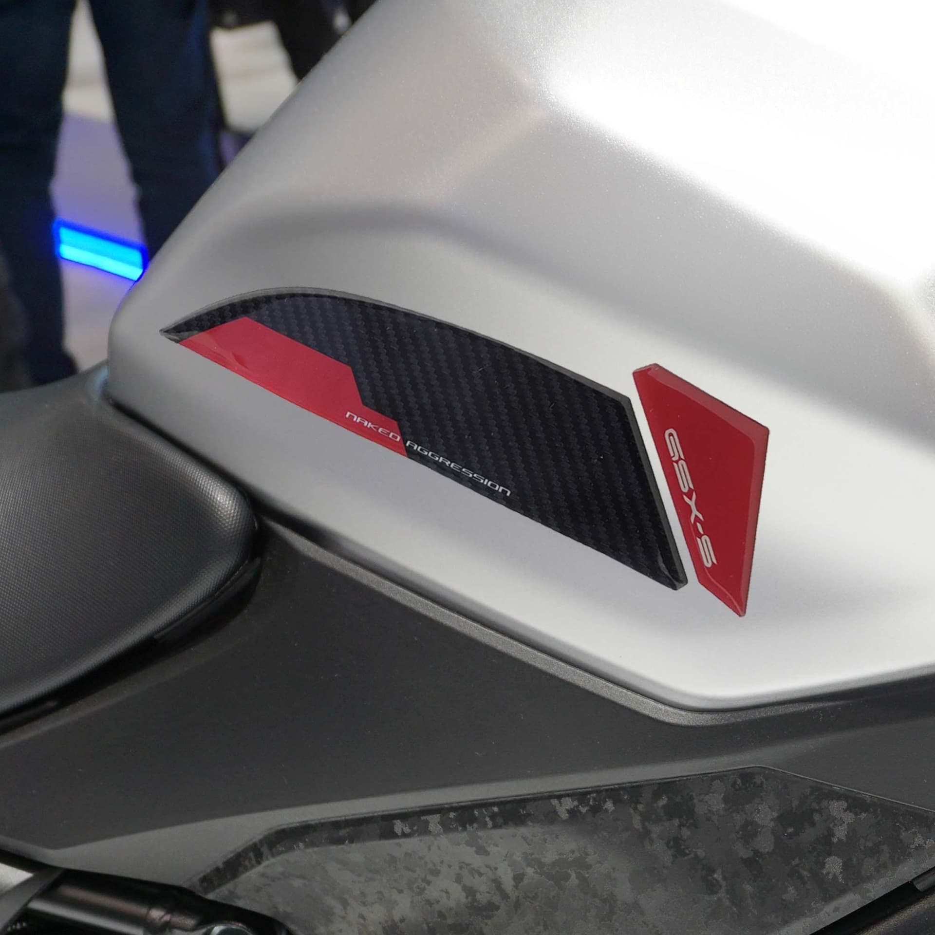 Protezioni Laterali serbatoio Adesivi 3D compatibili con Suzuki GSX-S 1000 2024 in Paraserbatoio LabelBike - Bibbiano, commercioVirtuoso.it