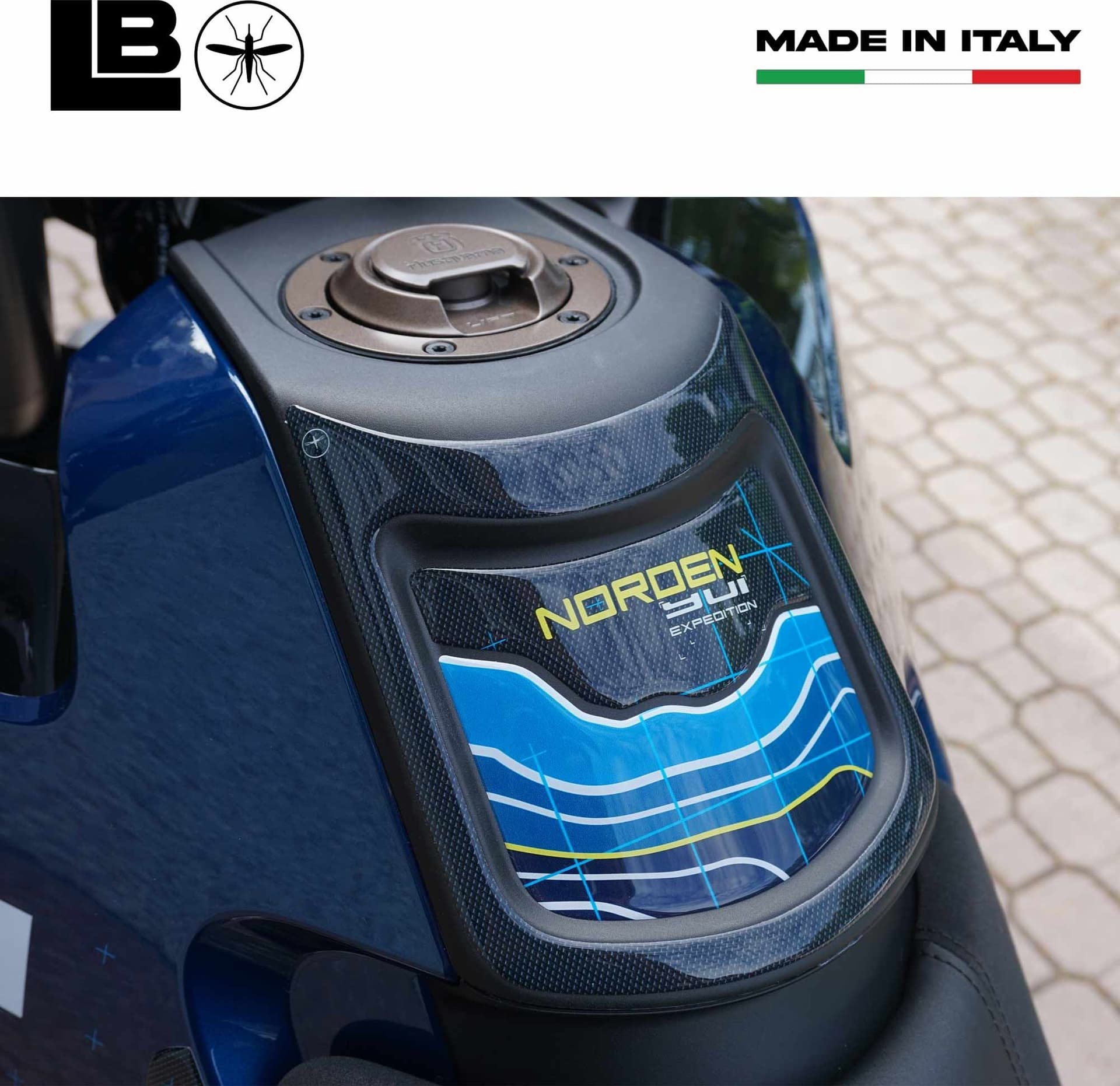 Kit adesivi 3D compatibili con Husqvarna Norden 901 2023 Protezioni per moto in Decalcomanie adesivi e magneti LabelBike - Bibbiano, commercioVirtuoso.it