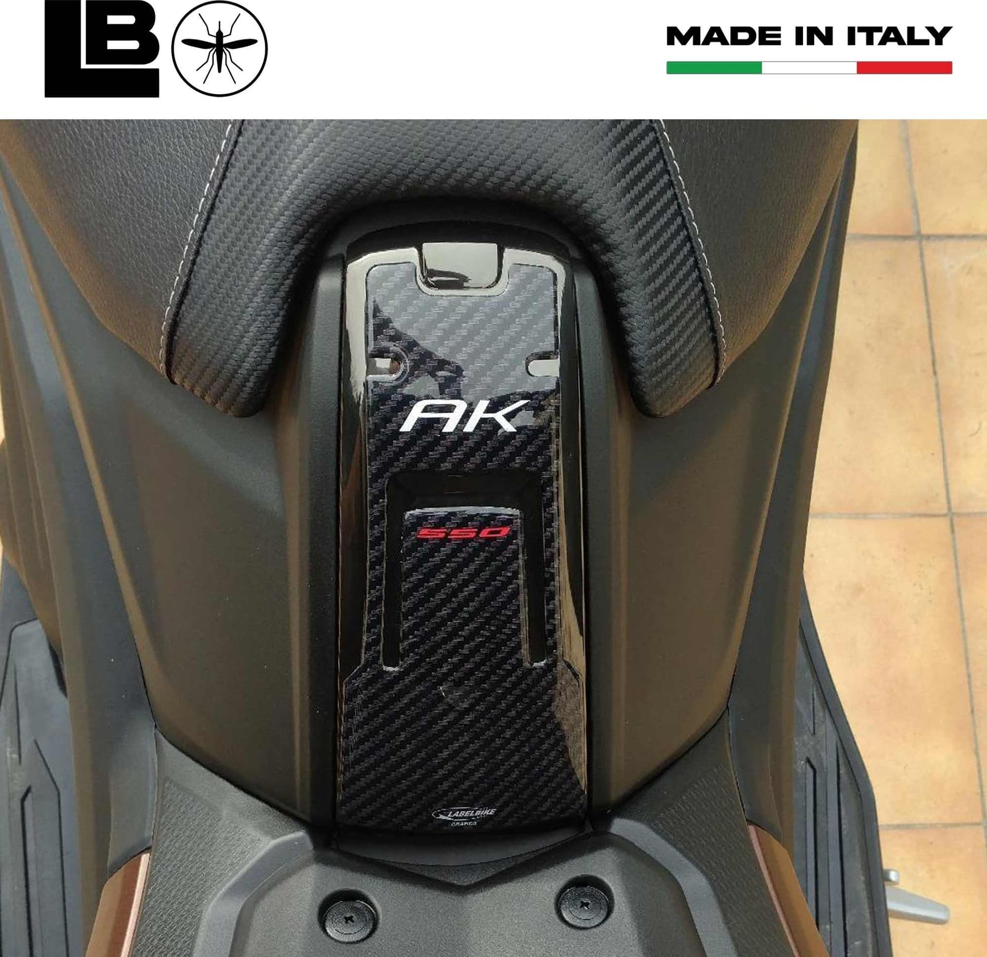Adesivo Sportello Serbatoio 3d Compatibile Scooter Kymco Ak 550 2017-2022 in Decalcomanie adesivi e magneti LabelBike - Bibbiano, commercioVirtuoso.it