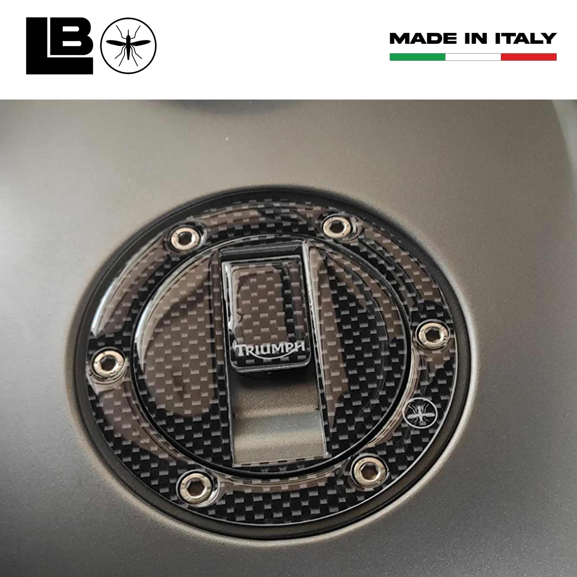 Protezione Graffi Tappo Serbatoio Triumph Adesivi In Resina 3D Carbonio per Moto in Paraserbatoio LabelBike - Bibbiano, commercioVirtuoso.it