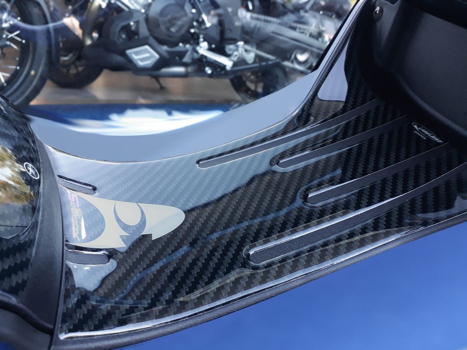 ADESIVO gel 3D PROTEZIONE PEDANA compatibile per Kymco XCITING S 400 2018-2023 in Decalcomanie adesivi e magneti LabelBike - Bibbiano, commercioVirtuoso.it