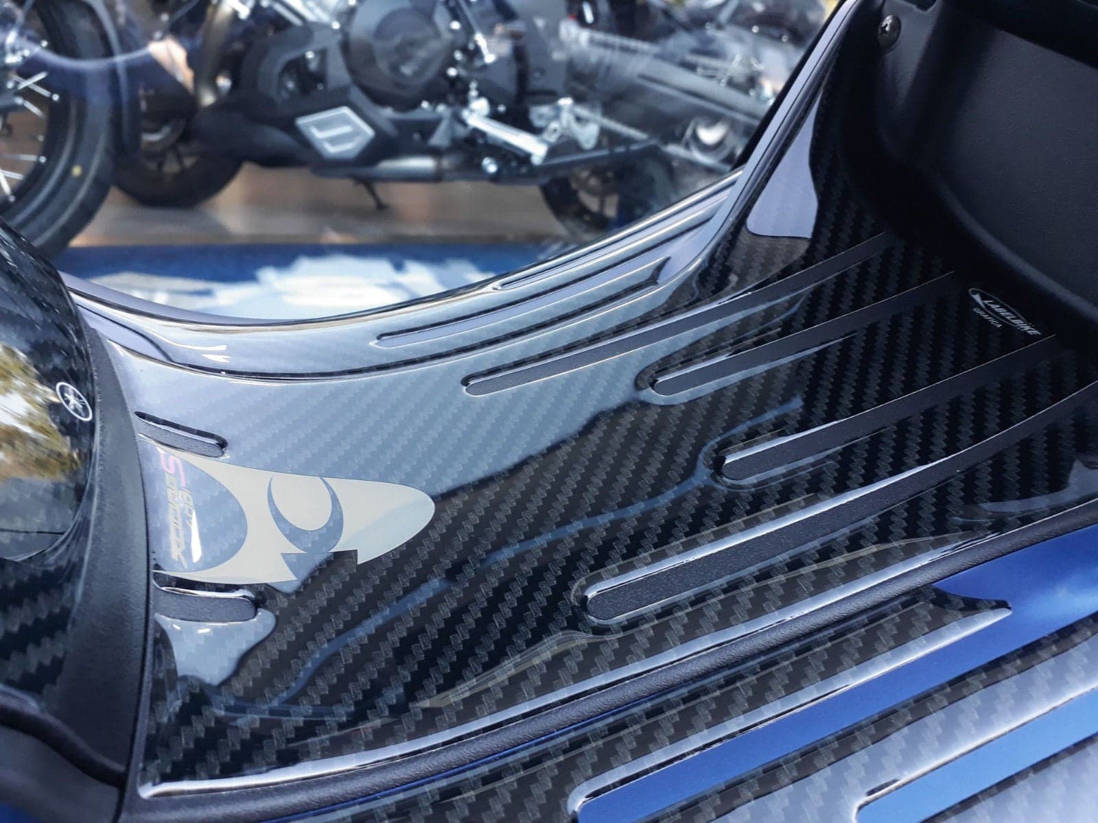 ADESIVO gel 3D PROTEZIONE PEDANA compatibile per Kymco XCITING S 400 2018-2023 in Decalcomanie adesivi e magneti LabelBike - Bibbiano, commercioVirtuoso.it