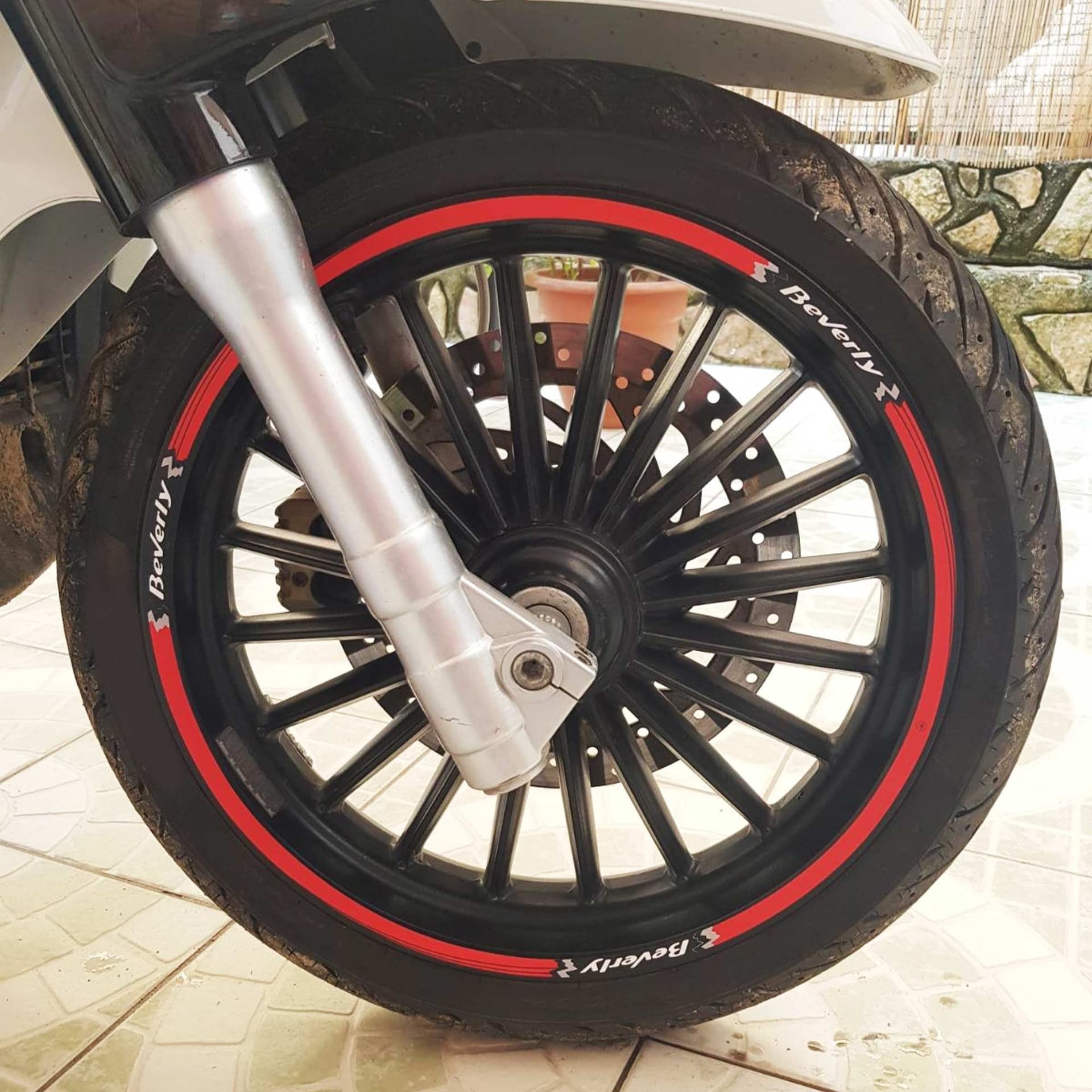 KIT STRISCE ADESIVE CERCHI compatibili per SCOOTER PIAGGIO BEVERLY Rosse-Bianche in Decalcomanie adesivi e magneti LabelBike - Bibbiano, commercioVirtuoso.it