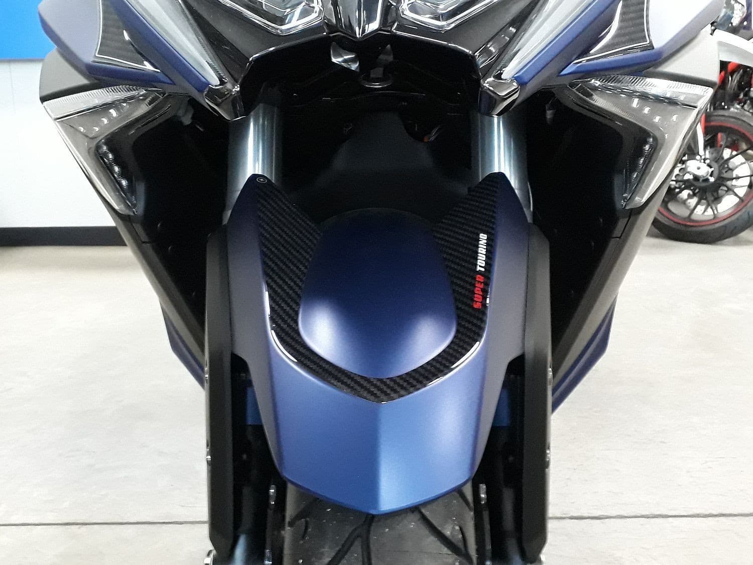 Adesivo 3d Parafango Anteriore Compatibile Per Scooter Kymco Ak 550 2017-2022 in Decalcomanie adesivi e magneti LabelBike - Bibbiano, commercioVirtuoso.it