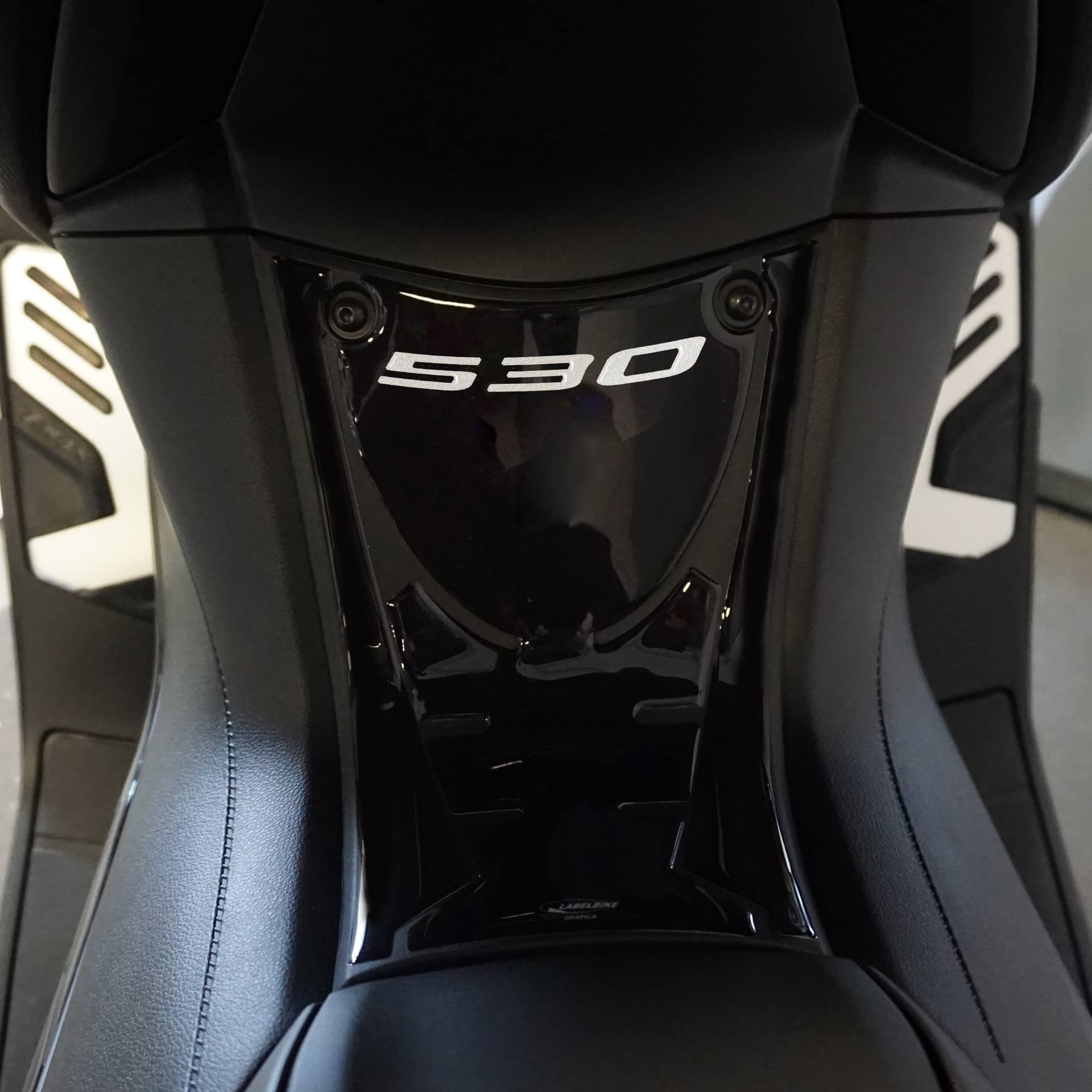 Adesivo resinato 3D pedana anteriore compatibile con Yamaha Tmax 530 2017-2019 in Decalcomanie adesivi e magneti LabelBike - Bibbiano, commercioVirtuoso.it