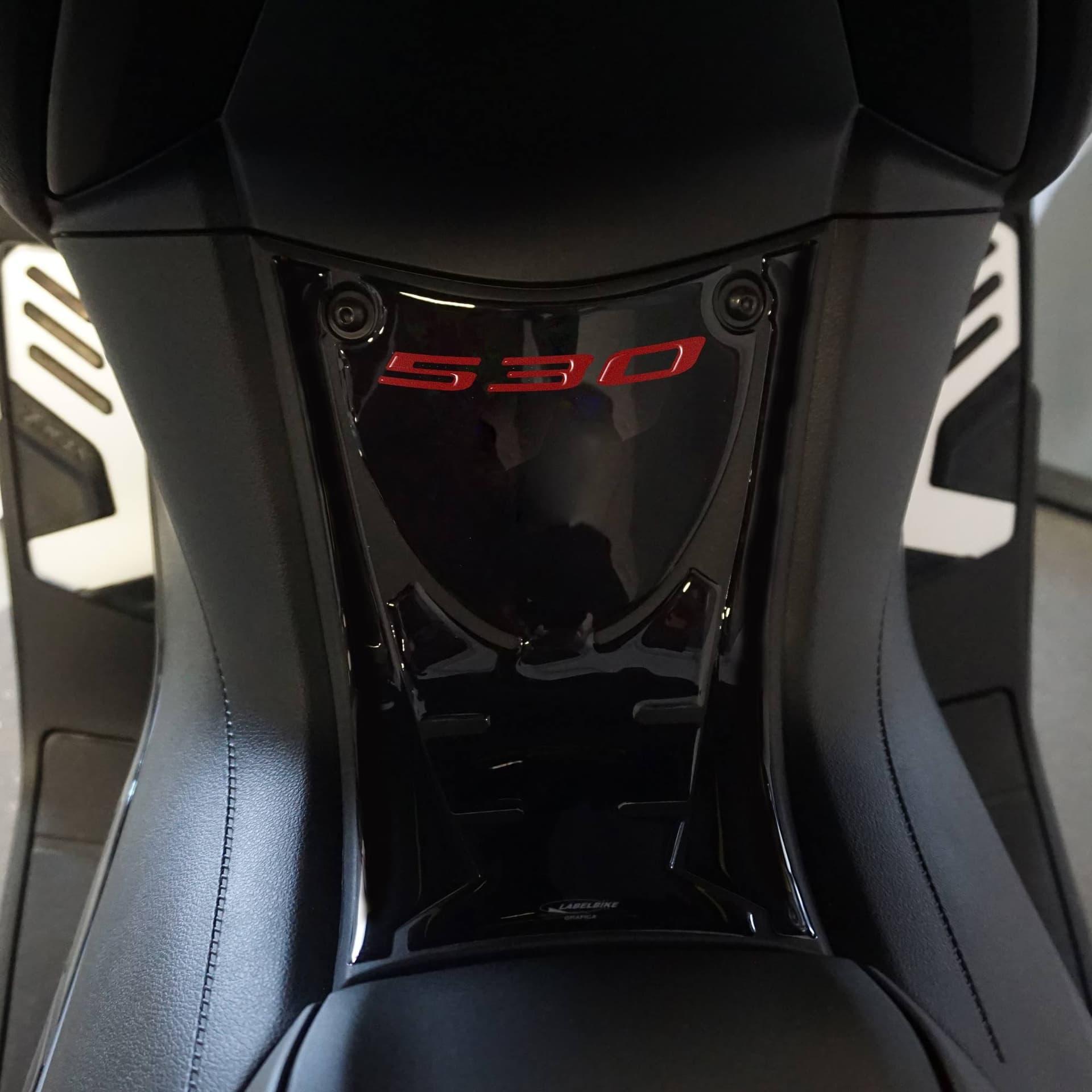 Adesivo resinato 3D pedana anteriore compatibile con Yamaha Tmax 530 2017-2019 in Decalcomanie adesivi e magneti LabelBike - Bibbiano, commercioVirtuoso.it