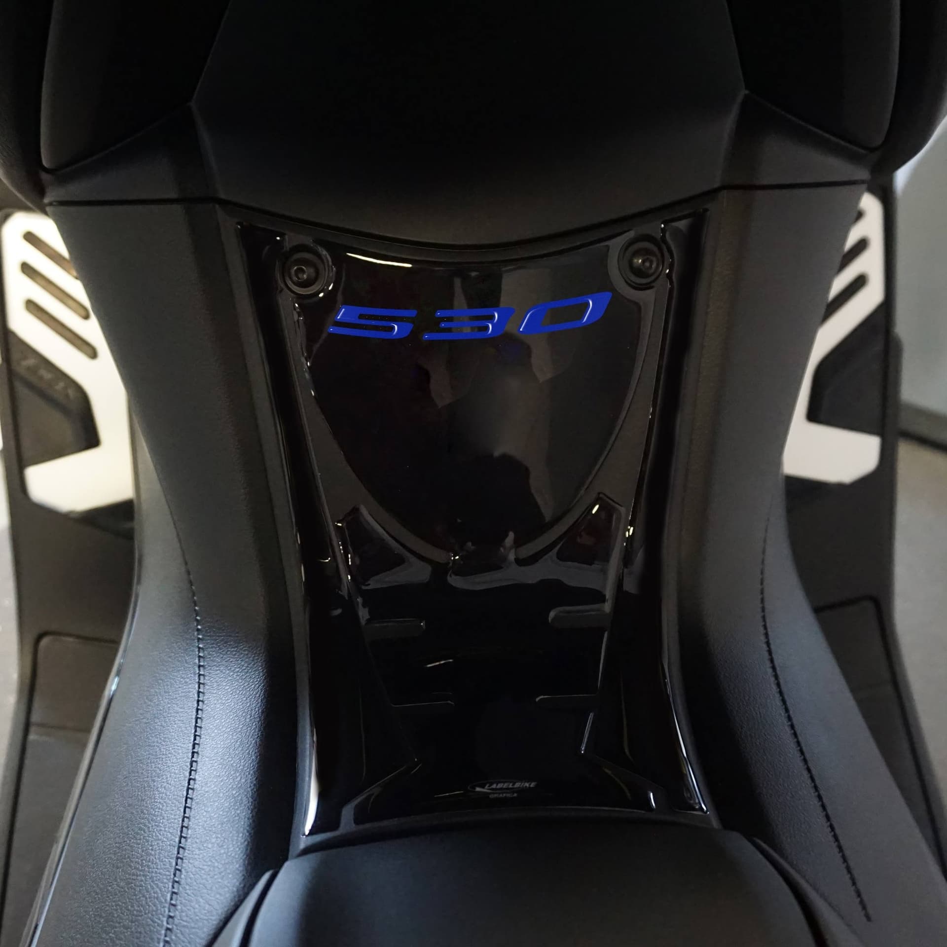 Adesivo resinato 3D pedana anteriore compatibile con Yamaha Tmax 530 2017-2019 in Decalcomanie adesivi e magneti LabelBike - Bibbiano, commercioVirtuoso.it