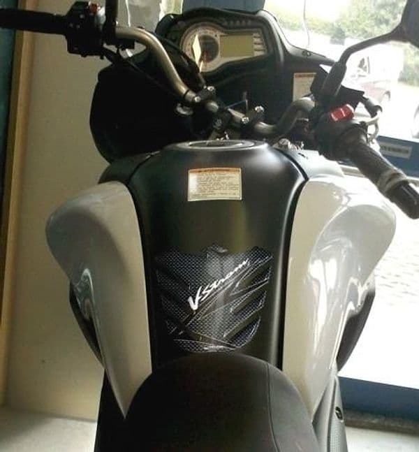 PARASERBATOIO ADESIVO 3D RESINA GEL CARBONIO compatibile per MOTO SUZUKI V-STROM in Paraserbatoio LabelBike - Bibbiano, commercioVirtuoso.it