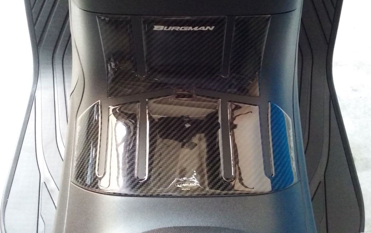 ADESIVO 3D PROTEZIONE PEDANA compatibile per scooter SUZUKI BURGMAN 650 2013-2021 in Decalcomanie adesivi e magneti LabelBike - Bibbiano, commercioVirtuoso.it