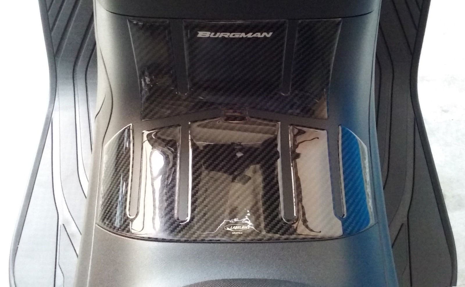 ADESIVO 3D PROTEZIONE PEDANA compatibile per scooter SUZUKI BURGMAN 650 2013-2021 in Decalcomanie adesivi e magneti LabelBike - Bibbiano, commercioVirtuoso.it