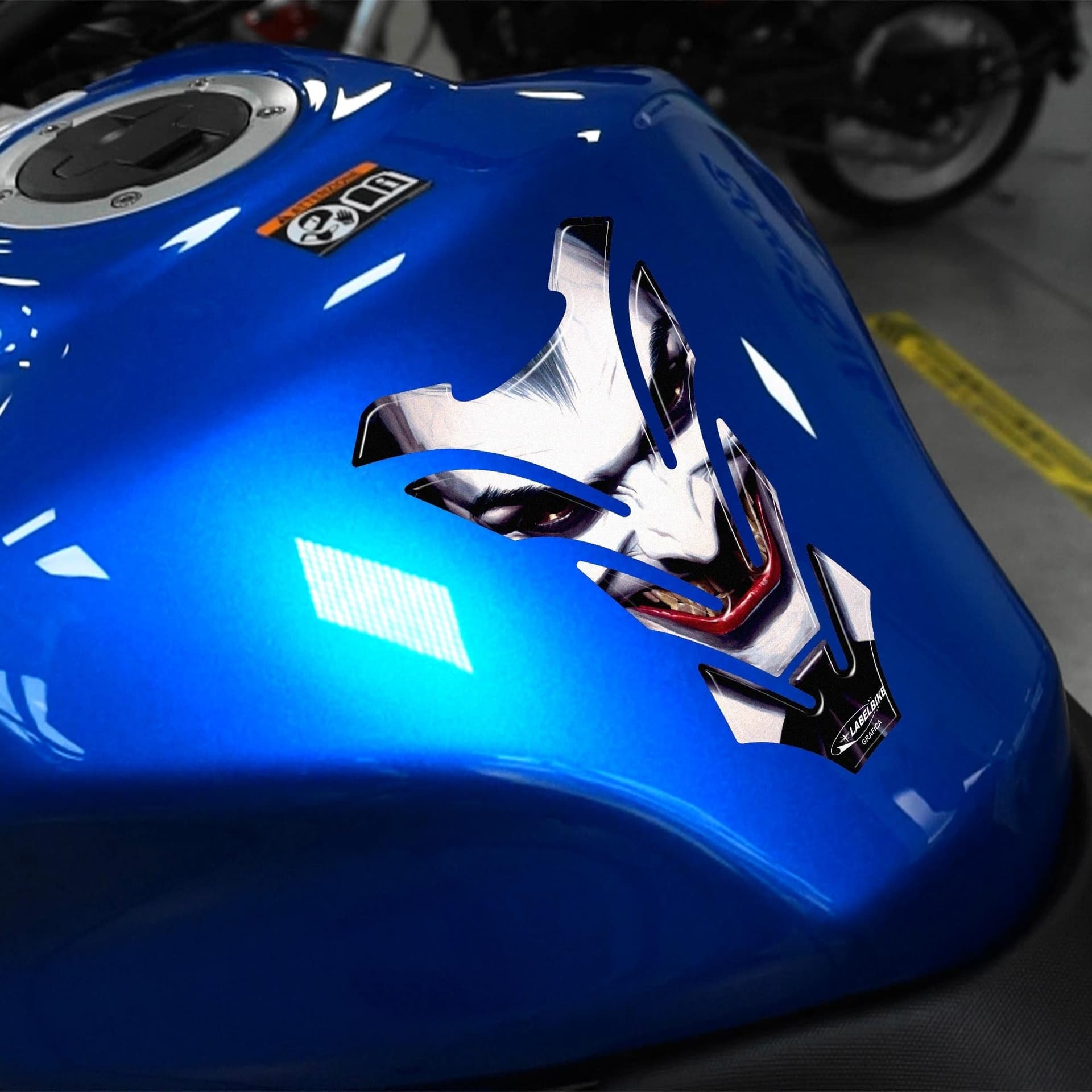 IMPERDIBILE PARASERBATOIO JOKER - BATMAN ADESIVI per SERBATOIO MOTO in RESINA 3D in Polsini LabelBike - Bibbiano, commercioVirtuoso.it