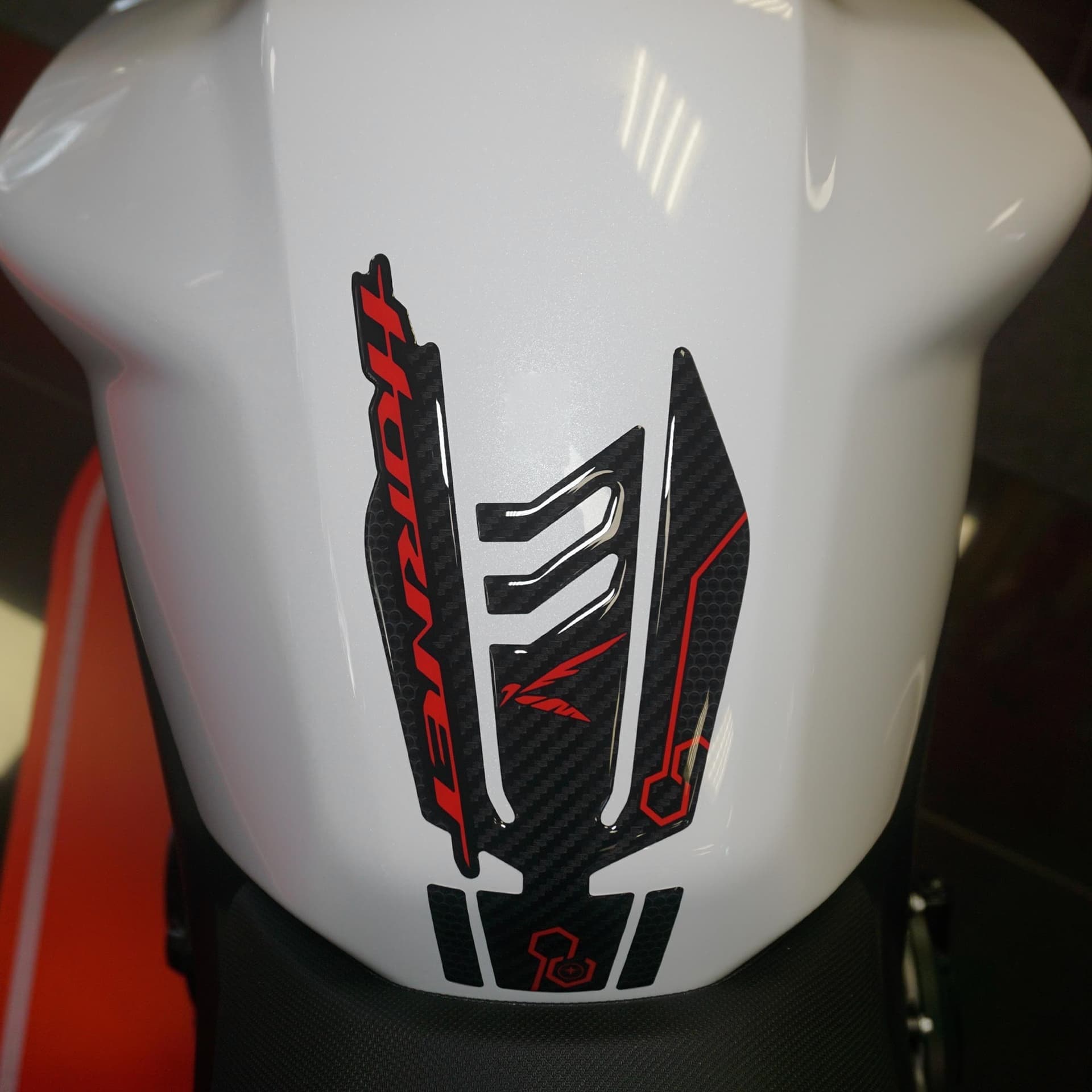 Adesivo Protezione Gel 3D Paraserbatoio moto compatibile con Honda Hornet 2023-2024 in Decalcomanie adesivi e magneti LabelBike - Bibbiano, commercioVirtuoso.it