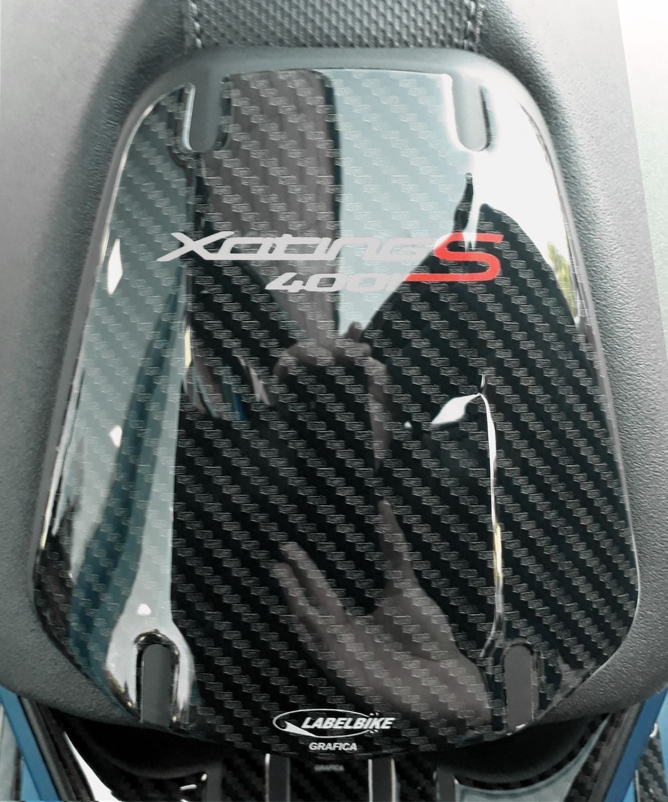 ADESIVO 3D Protezione borchia Sella compatibile per Kymco XCITING S 400i 2018-23 in Decalcomanie adesivi e magneti LabelBike - Bibbiano, commercioVirtuoso.it