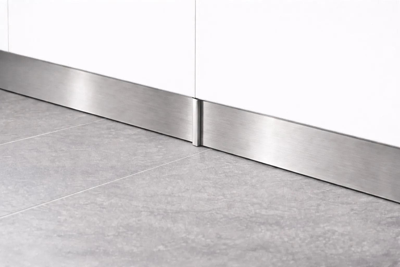 GIUNZIONI per Zoccolo Cucina di colore Inox varie Altezze in prodotto Calandrelli - Napoli, commercioVirtuoso.it