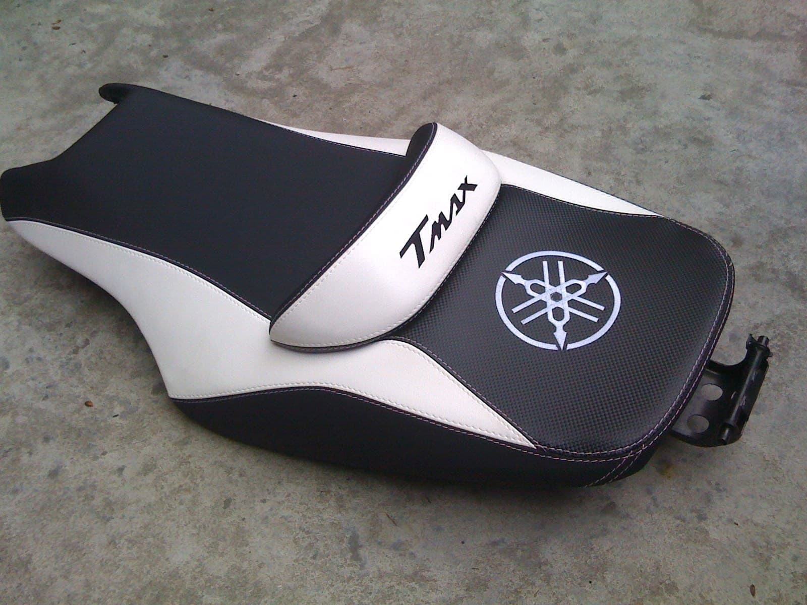 KIT RIVESTIMENTO SELLA coprisella BIANCO TUNING x MOTO YAMAHA TMAX T MAX 500-530 in Fodere per sedili LabelBike - Bibbiano, commercioVirtuoso.it