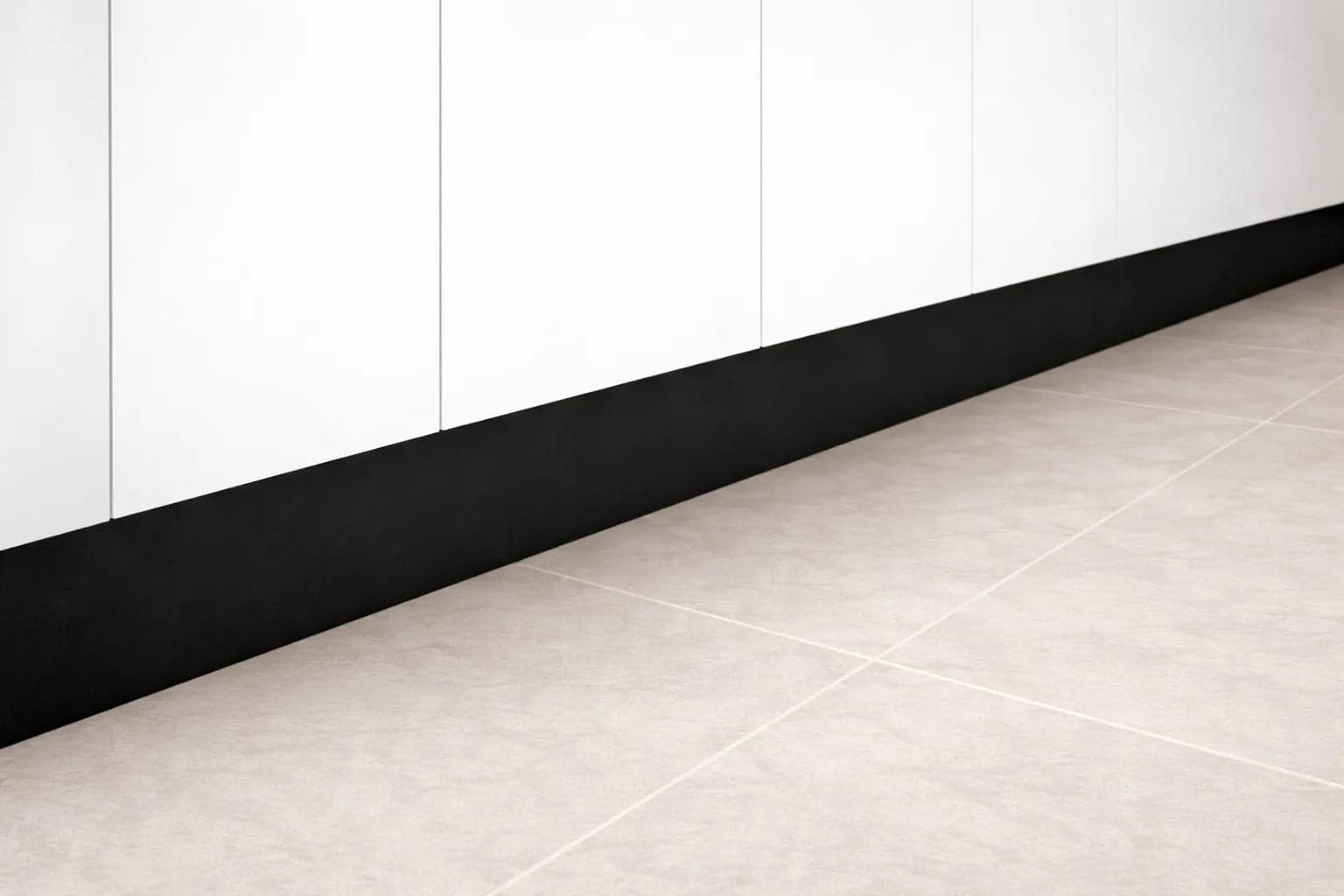 Zoccolatura per cucina in PVC di Colore Nero in prodotto Calandrelli - Napoli, commercioVirtuoso.it