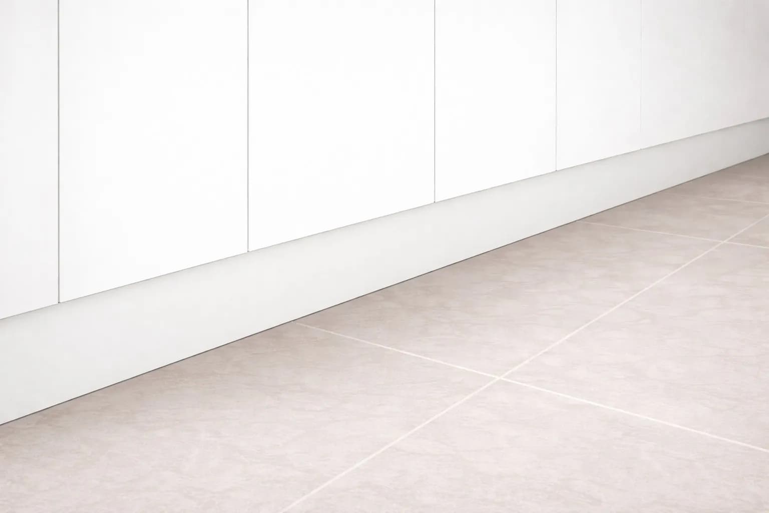 Zoccolatura per cucina in PVC di Colore Bianco in prodotto Calandrelli - Napoli, commercioVirtuoso.it