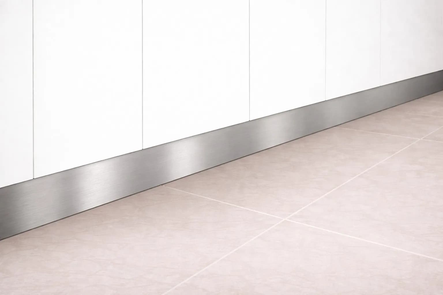 Zoccolatura per cucina in PVC di Colore Inox Satinato in prodotto Calandrelli - Napoli, commercioVirtuoso.it