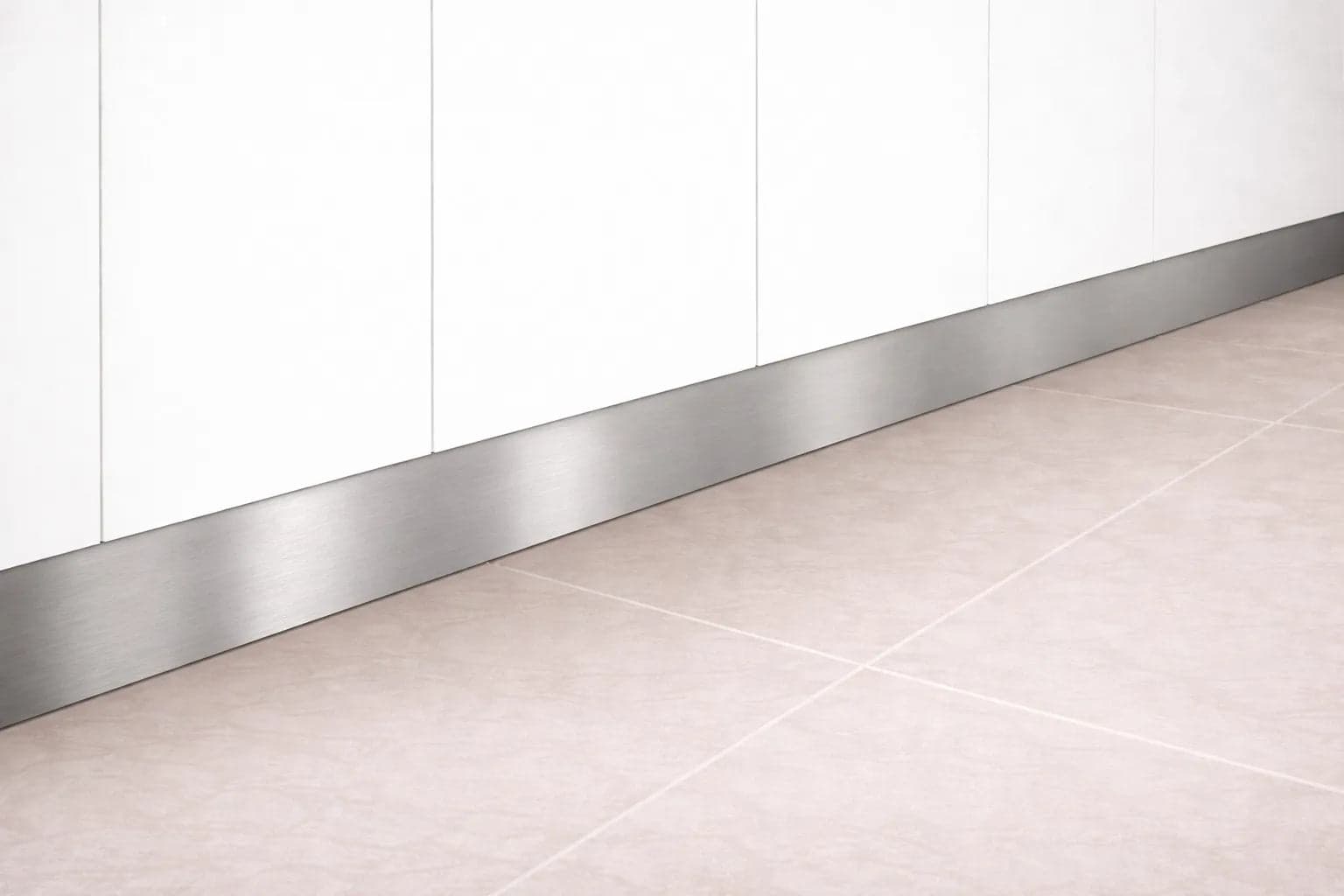 Zoccolatura per cucina in PVC di Colore Inox Satinato in prodotto Calandrelli - Napoli, commercioVirtuoso.it