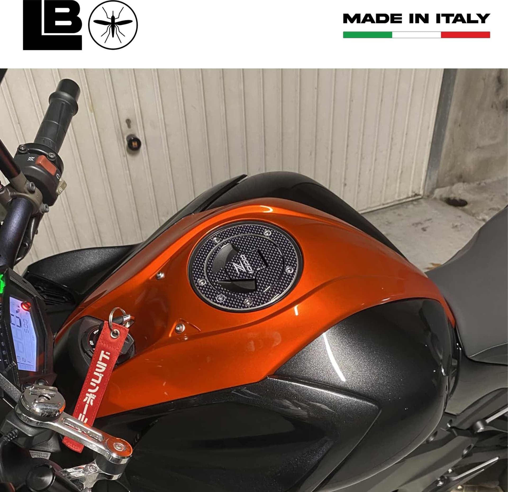 ADESIVO 3D CARBONIO PROTEZIONE TAPPO SERBATOIO compatibile MOTO KAWASAKI Z1000 in Paraserbatoio LabelBike - Bibbiano, commercioVirtuoso.it