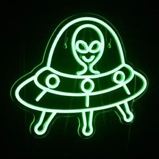 Insegna al neon aliena, insegne al neon verdi, navicella spaziale al neon a LED in Insegne luminose CL Store - Battipaglia, commercioVirtuoso.it