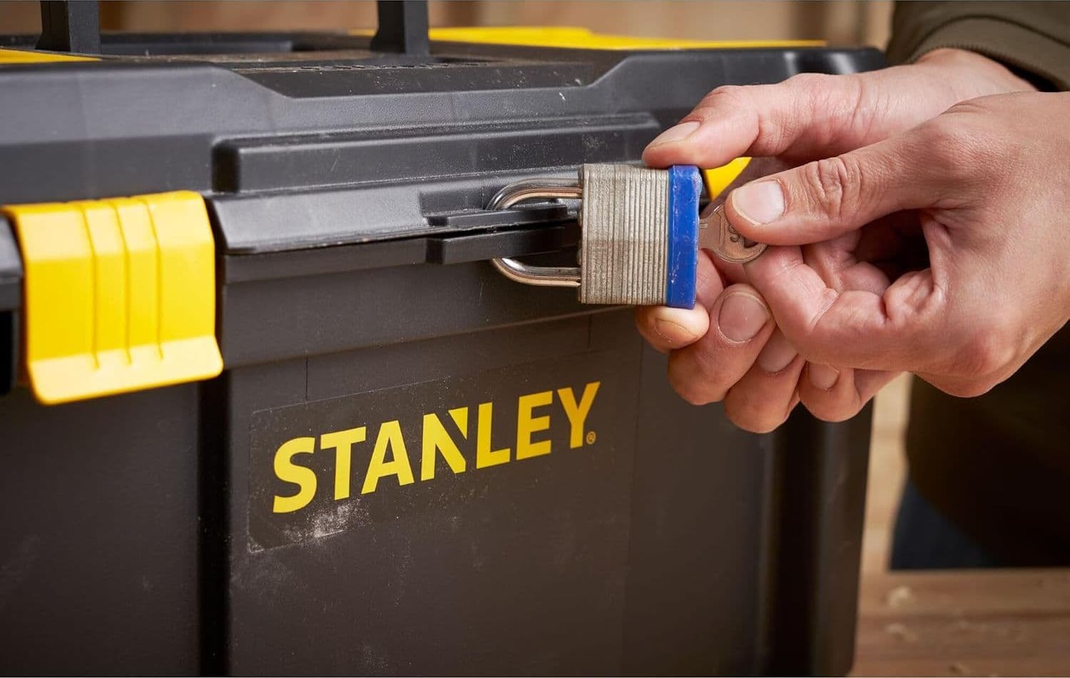 Cassetta Portautensili Essential Chiusure In Plastica Cm.48,2X25,4X25 (Stst175520) Stanley in Cassette porta attrezzi BricoGo - Marano di Napoli, commercioVirtuoso.it