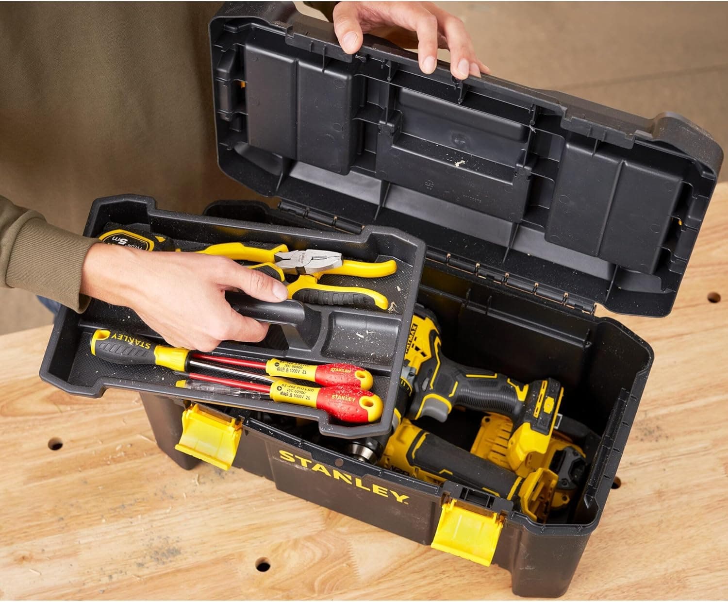 Cassetta Portautensili Essential Chiusure In Plastica Cm.48,2X25,4X25 (Stst175520) Stanley in Cassette porta attrezzi BricoGo - Marano di Napoli, commercioVirtuoso.it