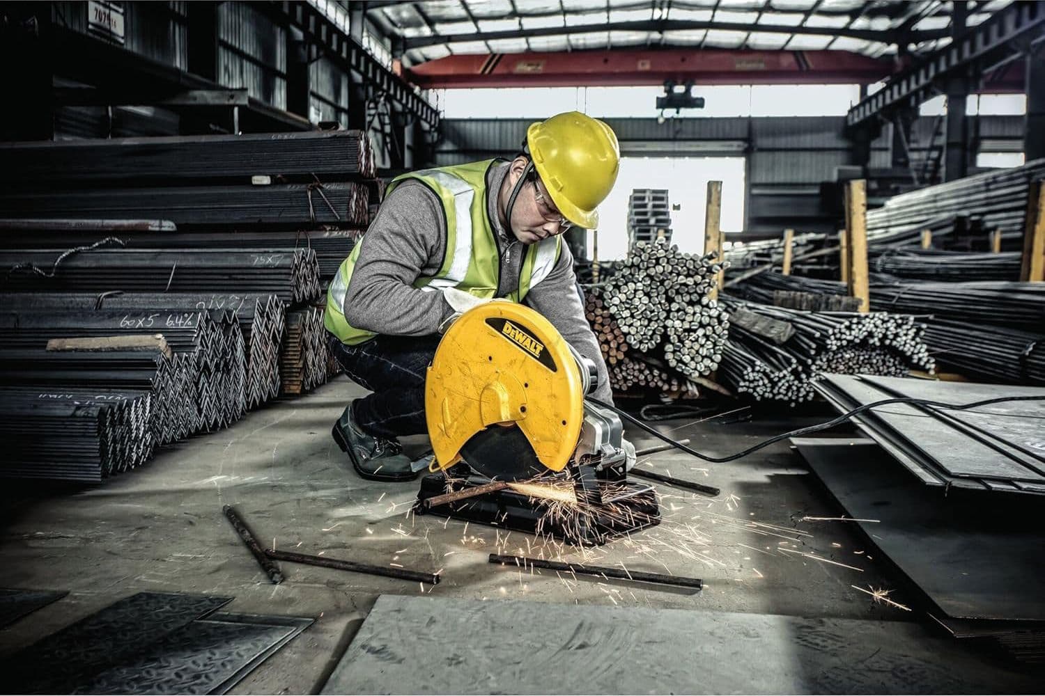 Dewalt Troncatrice Per Metallo D28730-Qs 2200 W , Ø 355 Mm in Troncatrici BricoGo - Marano di Napoli, commercioVirtuoso.it