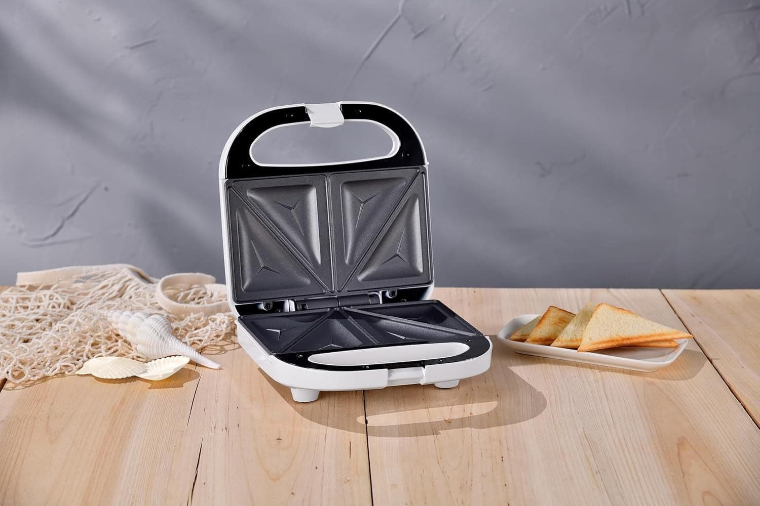 Piastra Sandwich Maker Rivestimento antiaderente Manico freddo BERGNER 750 Watt in Piastre tostapane CL Store - Battipaglia, commercioVirtuoso.it