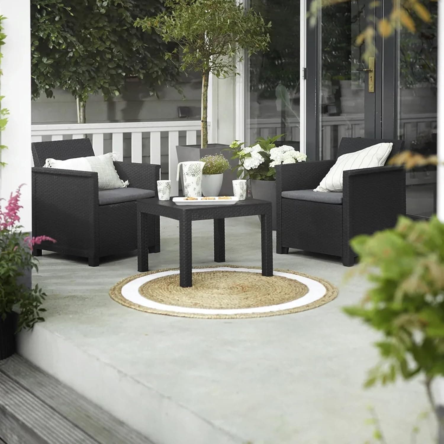 Salottino Da Esterno Emma Balcony Set 3 Pezzi In Resina Effetto Rattan Colore Graphite Con 2 Poltrone E Tavolino Keter in Divanetti BricoGo - Marano di Napoli, commercioVirtuoso.it