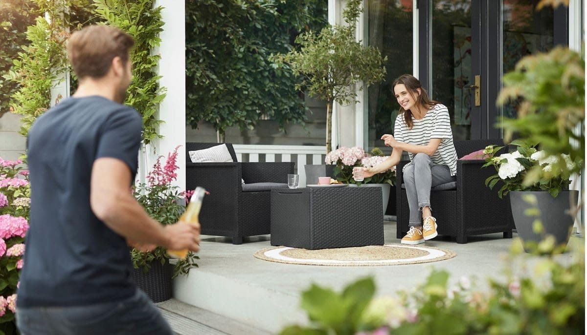 Salottino Da Esterno Emma Lounge Set 4 Pezzi In Resina Effetto Rattan Colore Graphite Con Divano, 2 Poltrone E Tavolino Contenitore Keter in Divani BricoGo - Marano di Napoli, commercioVirtuoso.it
