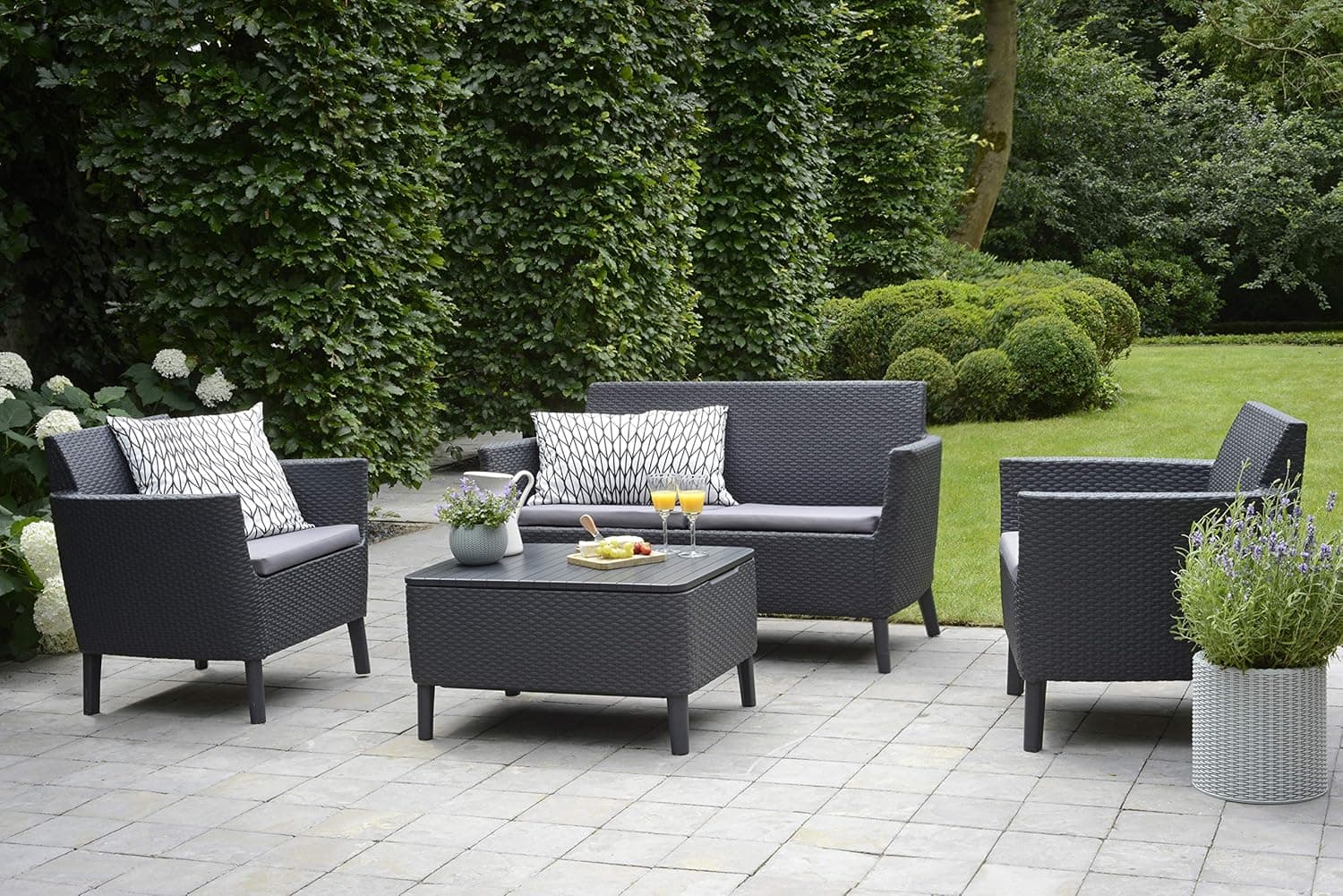 Salottino Da Esterno Salemo Lounge Set 4 Pezzi In Resina Effetto Rattan Con Tavolino Contenitore E Cuscini Colore Graphite Keter in Divanetti BricoGo - Marano di Napoli, commercioVirtuoso.it