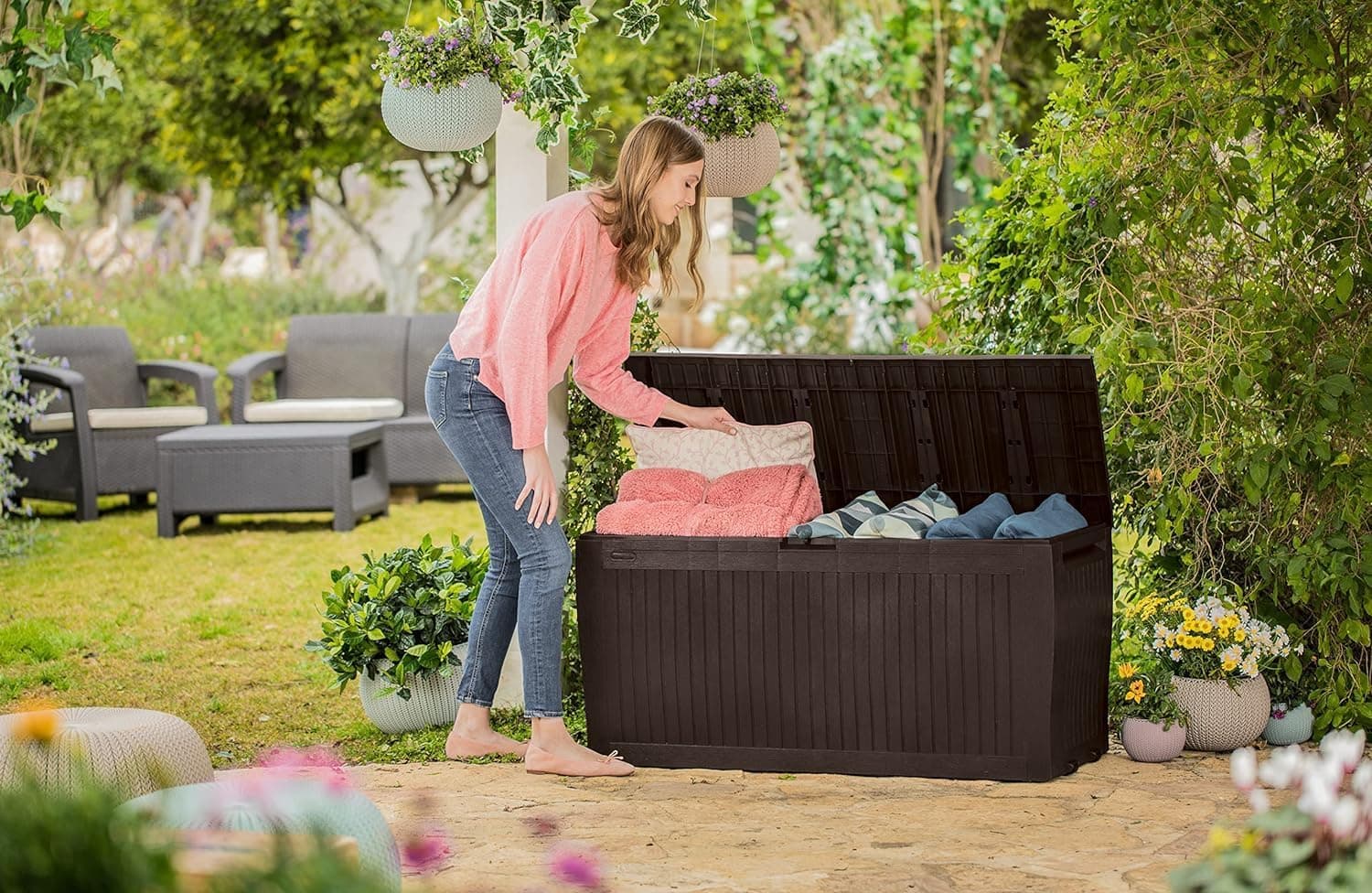 Baule Da Esterno In Resina Con Ruote E Maniglie Colore Marrone 117X45X57 Cm Portata 220 Kg Comfy Keter in Bauli BricoGo - Marano di Napoli, commercioVirtuoso.it