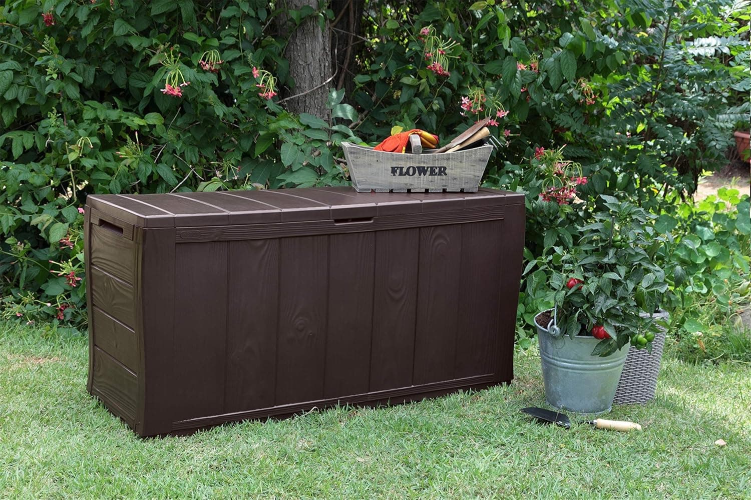 Baule Da Giardino In Resina Effetto Legno Con Ruote E Chiusura Lucchettabile Colore Marrone Sherwood Keter in Bauli e contenitori BricoGo - Marano di Napoli, commercioVirtuoso.it