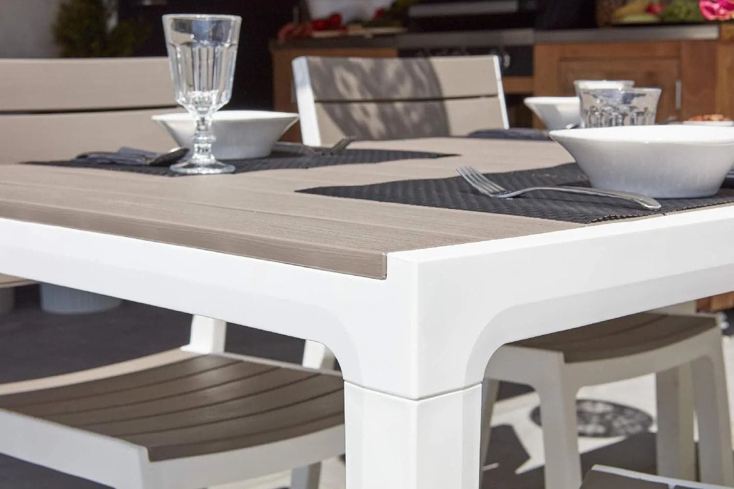 Tavolo Da Giardino In Polipropilene Effetto Legno Colore Bianco E Cappuccino Modello Harmony Keter in Tavoli standard BricoGo - Marano di Napoli, commercioVirtuoso.it