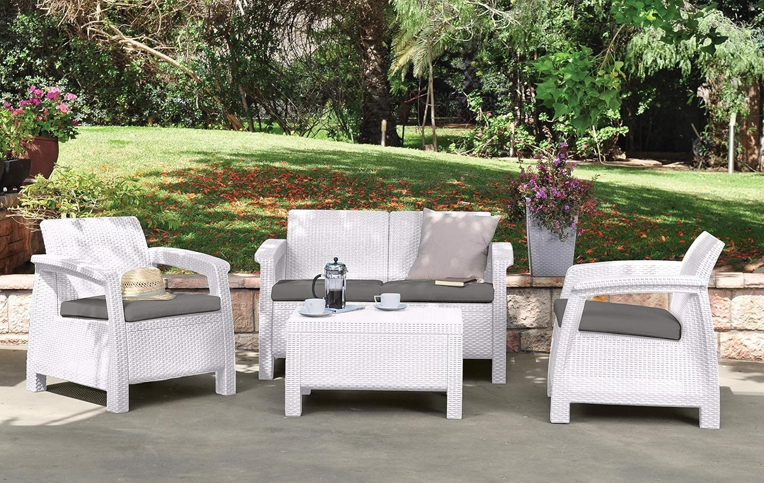 Set Lounge Da Giardino In Polipropilene Effetto Rattan Bianco Con Poltrone Divano Tavolino E Cuscini Keter in Divanetti BricoGo - Marano di Napoli, commercioVirtuoso.it