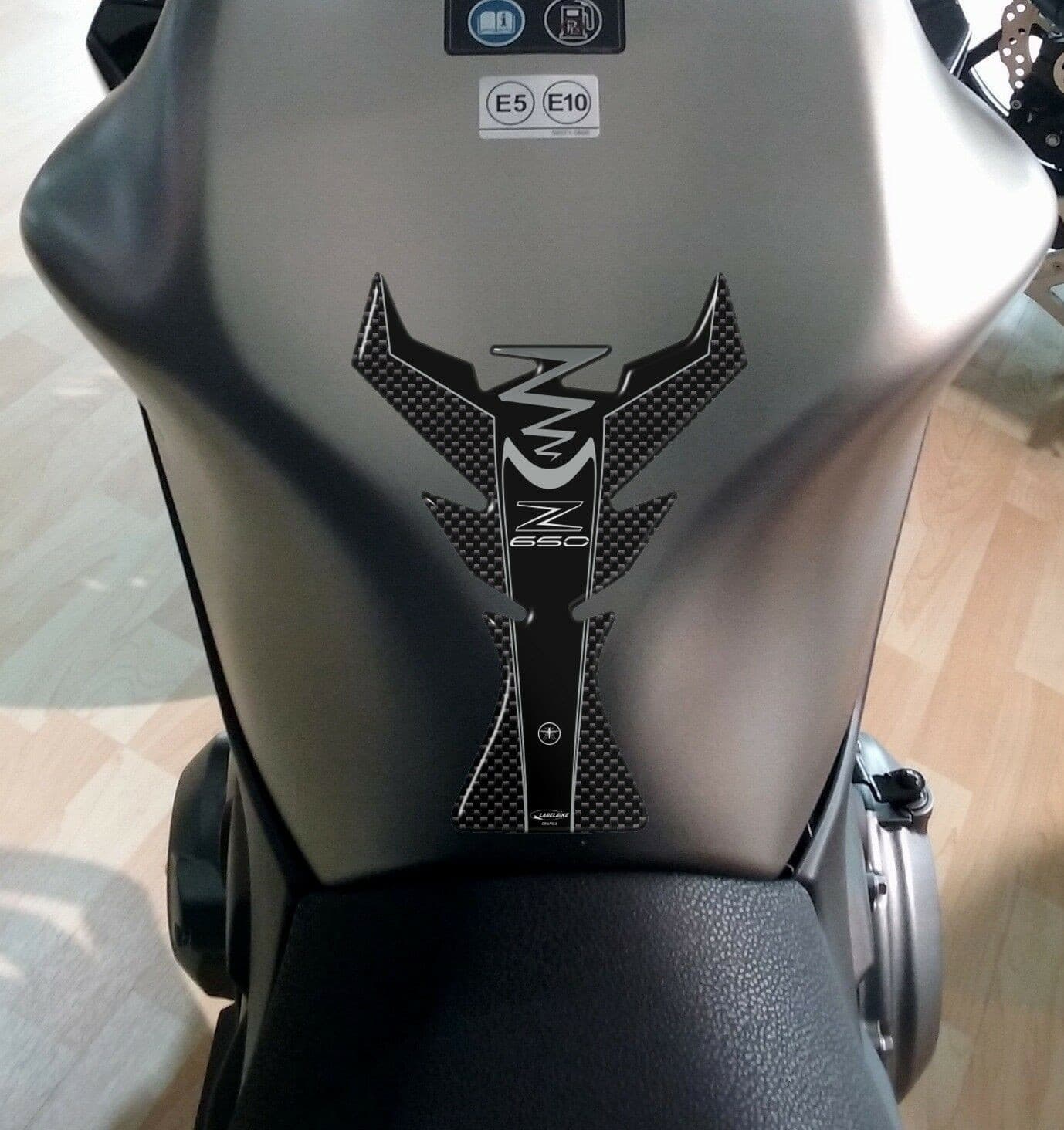 KIT ADESIVI 3D PROTEZIONI SERBATOIO compatibili per MOTO KAWASAKI Z650 carbon in Paraserbatoio LabelBike - Bibbiano, commercioVirtuoso.it